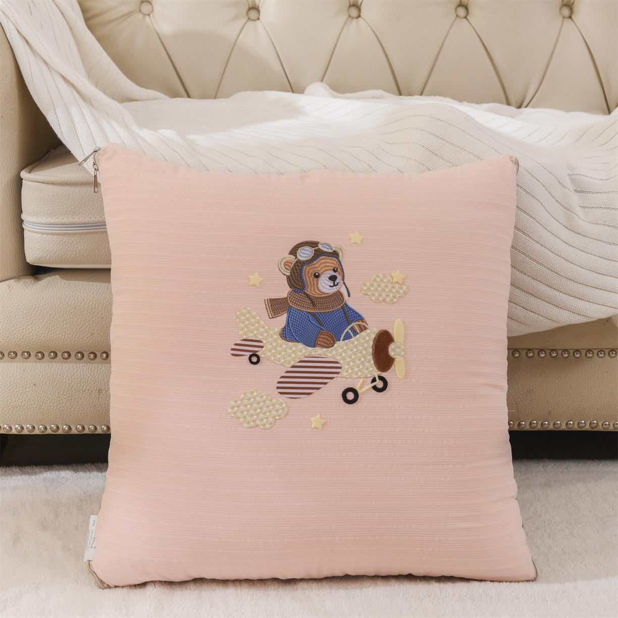 91家纺网 家纺一手货源 找家纺 恋绒家纺 2026新款四季款贴布绣靠枕被抱枕被飞天萌熊 飞天萌熊-浅粉