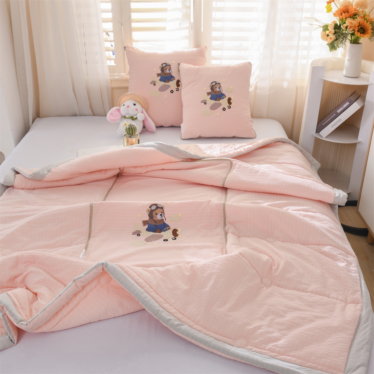 91家纺网 家纺一手货源 找家纺 恋绒家纺 2026新款四季款贴布绣靠枕被抱枕被飞天萌熊 飞天萌熊-浅粉