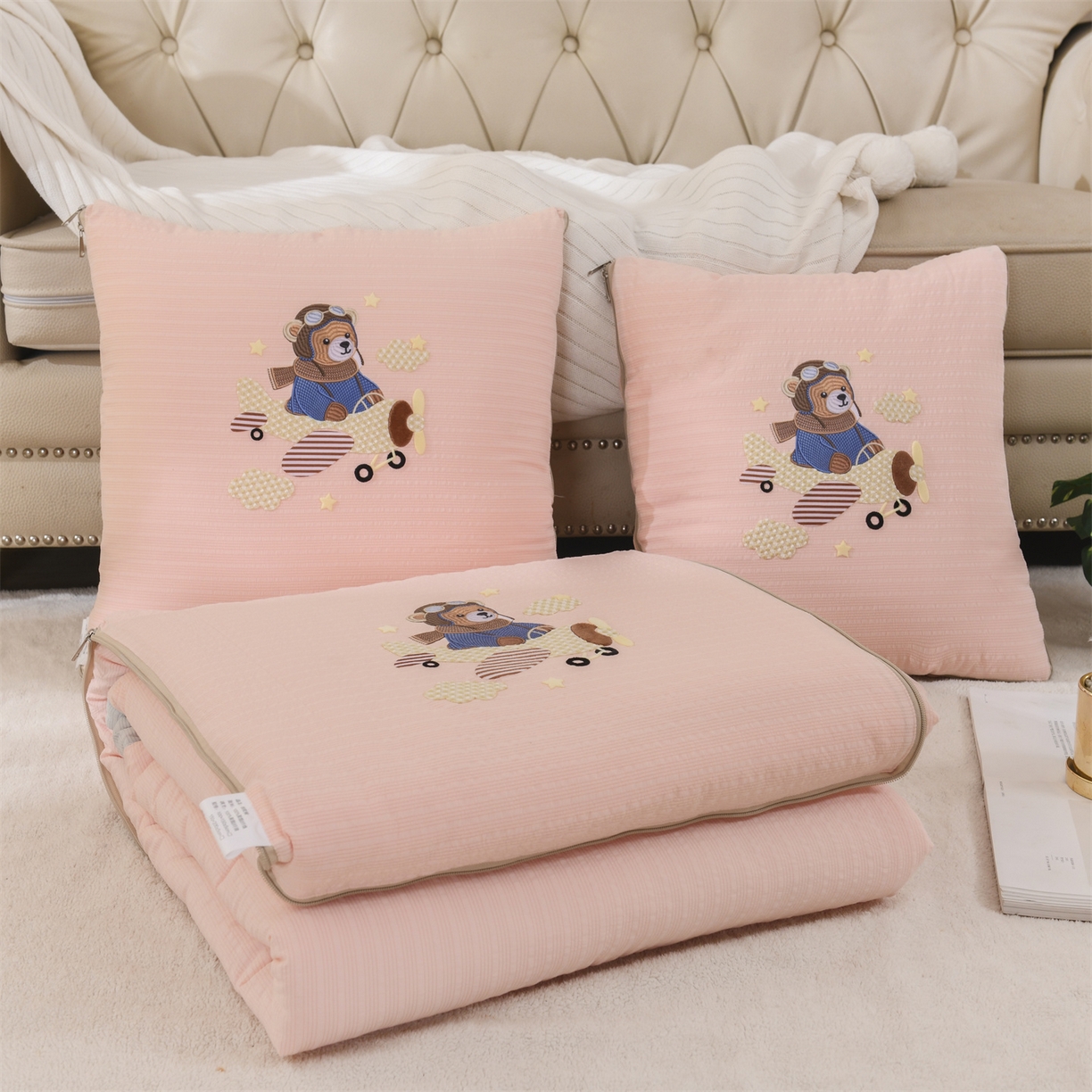 91家纺网 家纺一手货源 找家纺 恋绒家纺 2026新款四季款贴布绣靠枕被抱枕被飞天萌熊 飞天萌熊-浅粉