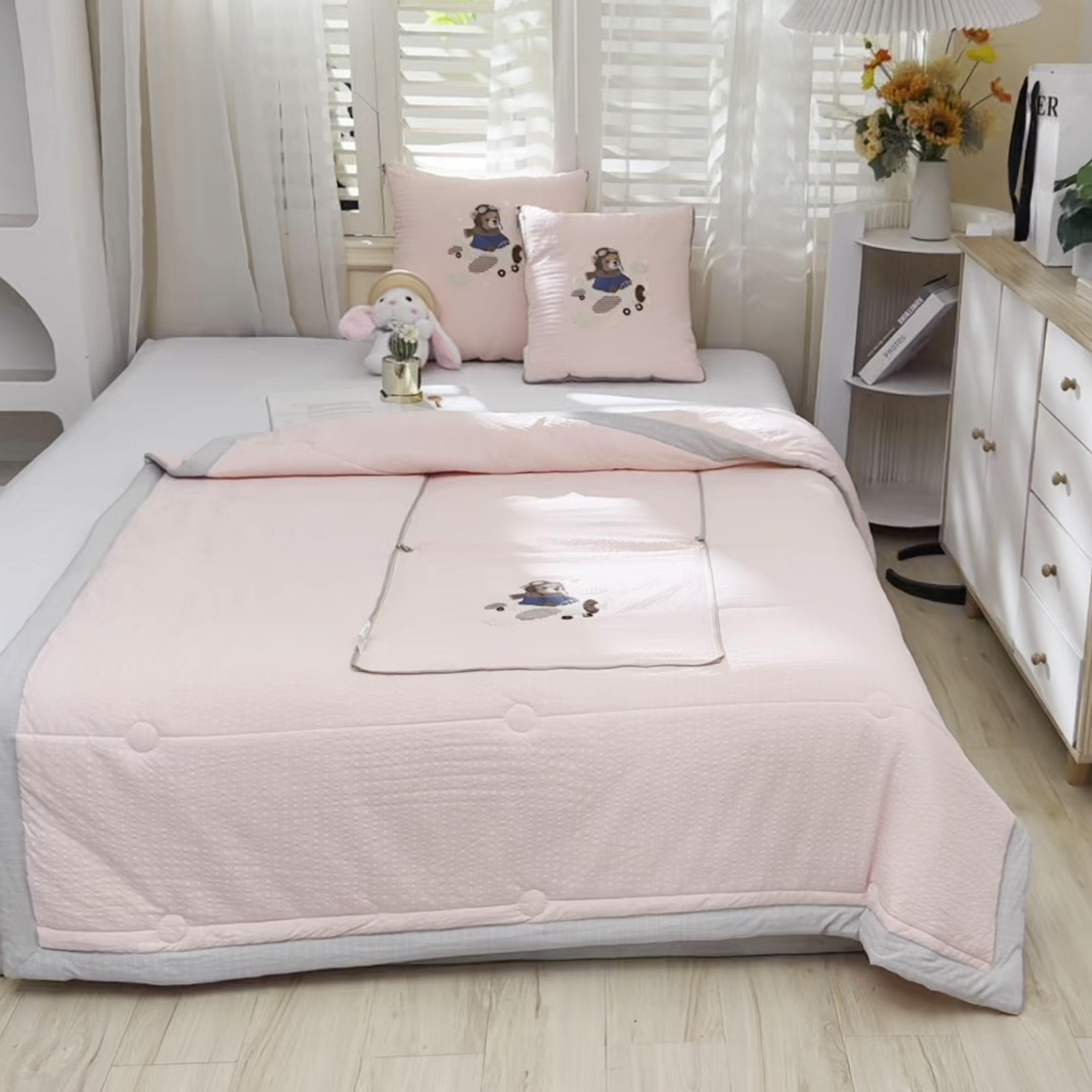 91家纺网 家纺一手货源 找家纺 恋绒家纺 2026新款四季款贴布绣靠枕被抱枕被飞天萌熊 飞天萌熊-浅粉