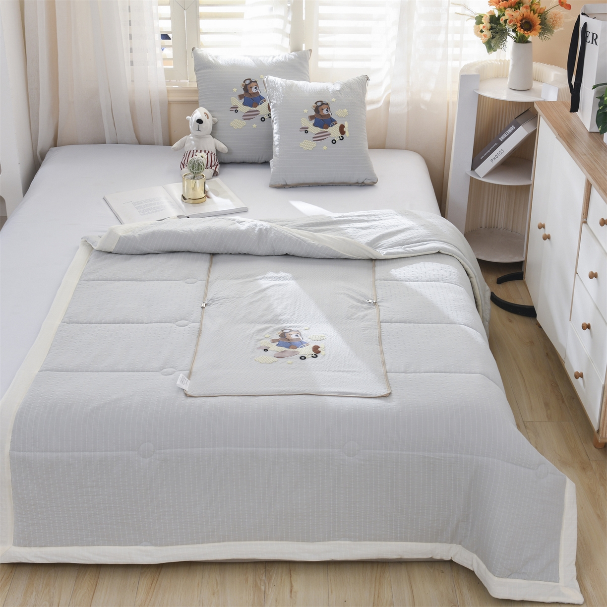 91家纺网 家纺一手货源 找家纺 恋绒家纺 2026新款四季款贴布绣靠枕被抱枕被飞天萌熊 飞天萌熊-浅灰