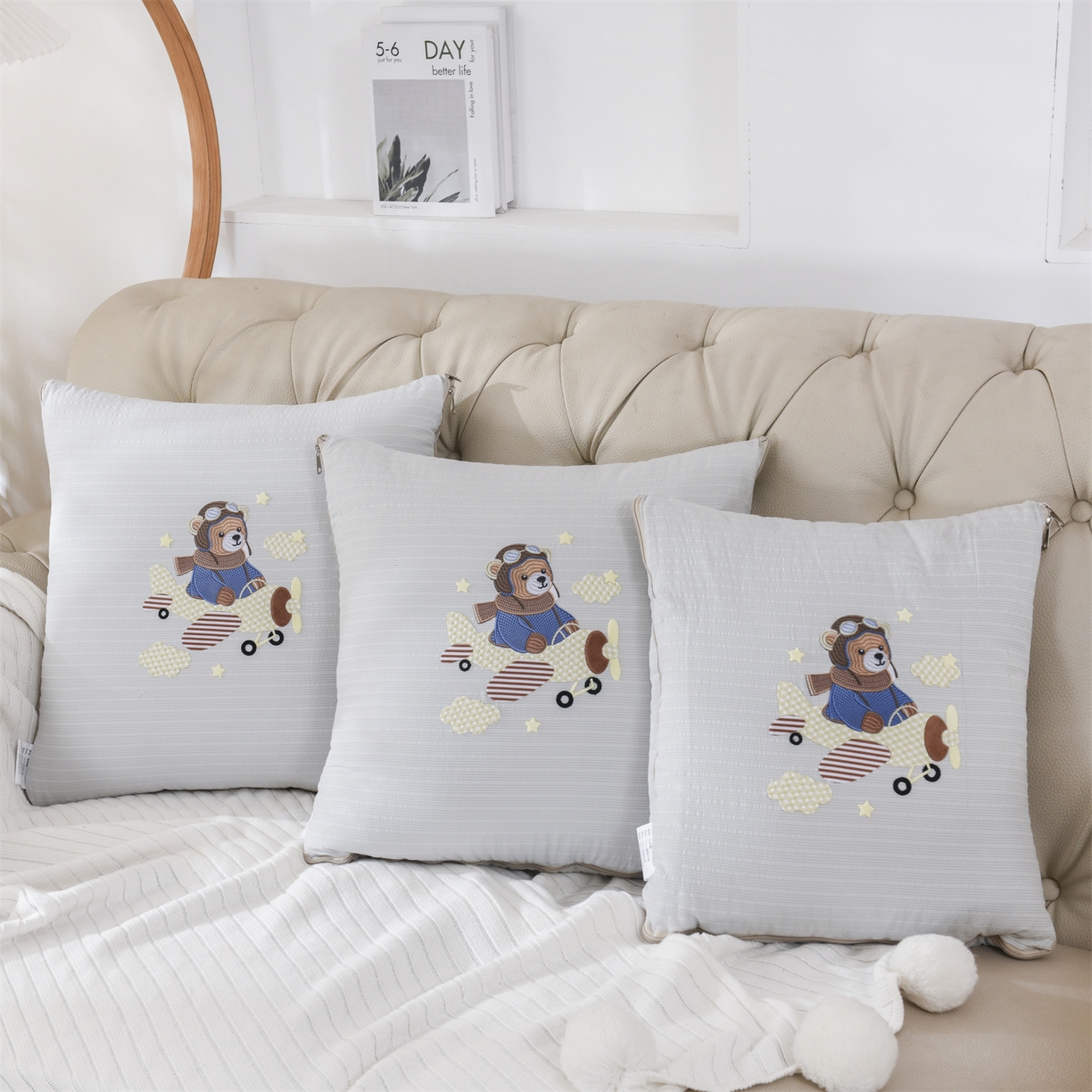 91家纺网 家纺一手货源 找家纺 恋绒家纺 2026新款四季款贴布绣靠枕被抱枕被飞天萌熊 飞天萌熊-浅灰