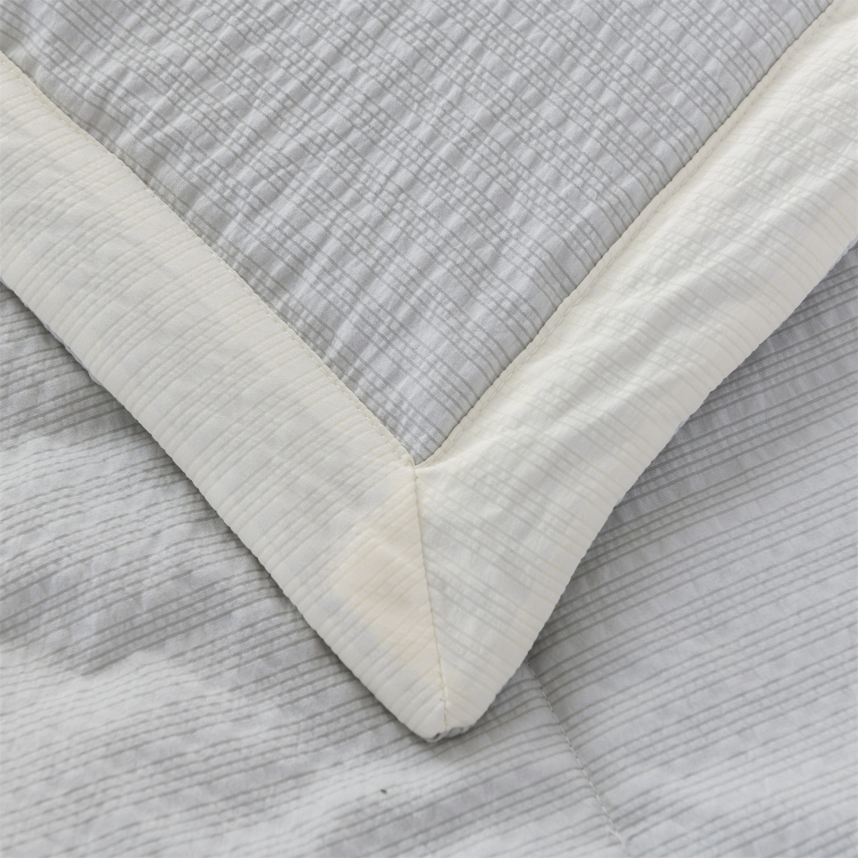 91家纺网 家纺一手货源 找家纺 恋绒家纺 2026新款四季款贴布绣靠枕被抱枕被飞天萌熊 飞天萌熊-浅灰