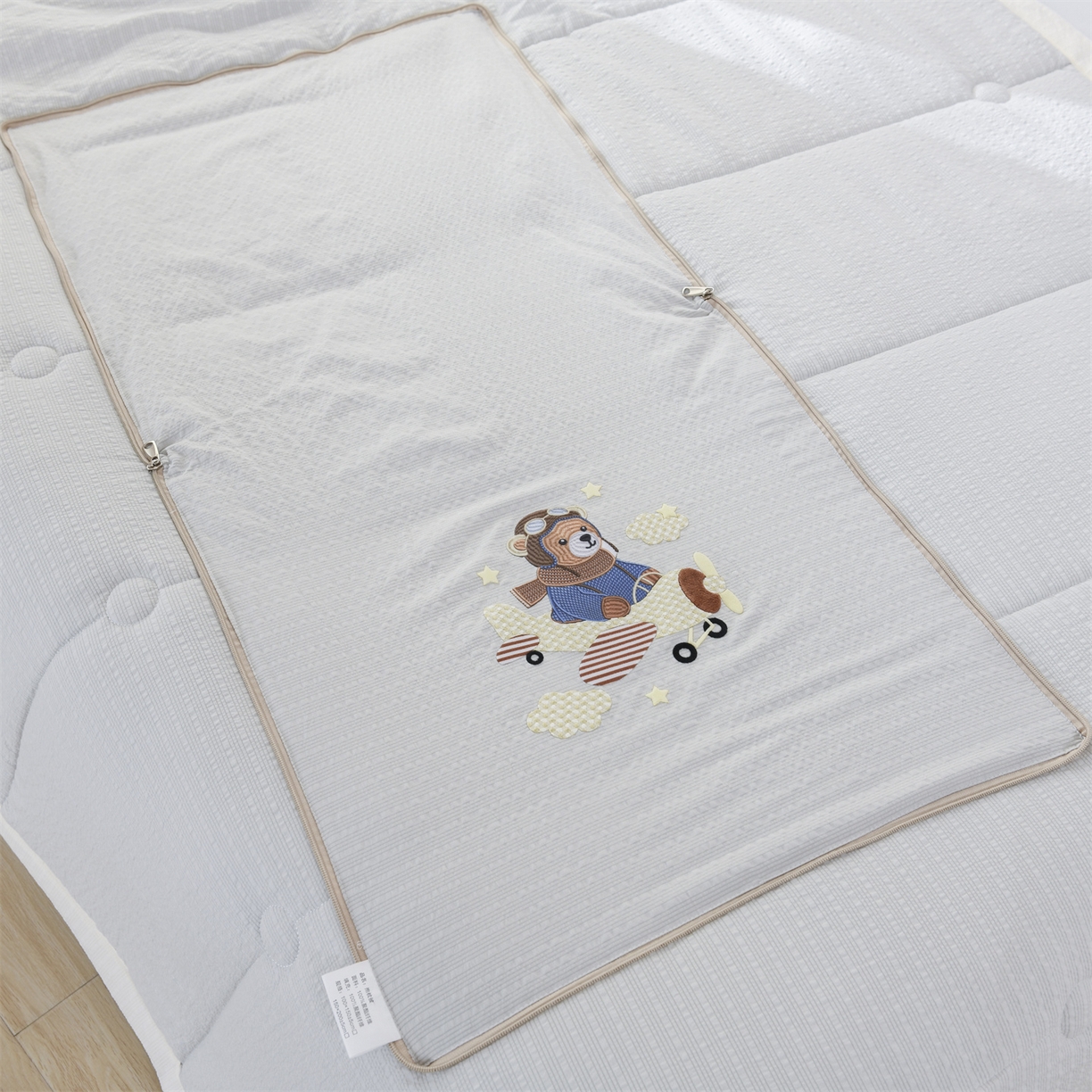 91家纺网 家纺一手货源 找家纺 恋绒家纺 2026新款四季款贴布绣靠枕被抱枕被飞天萌熊 飞天萌熊-浅灰