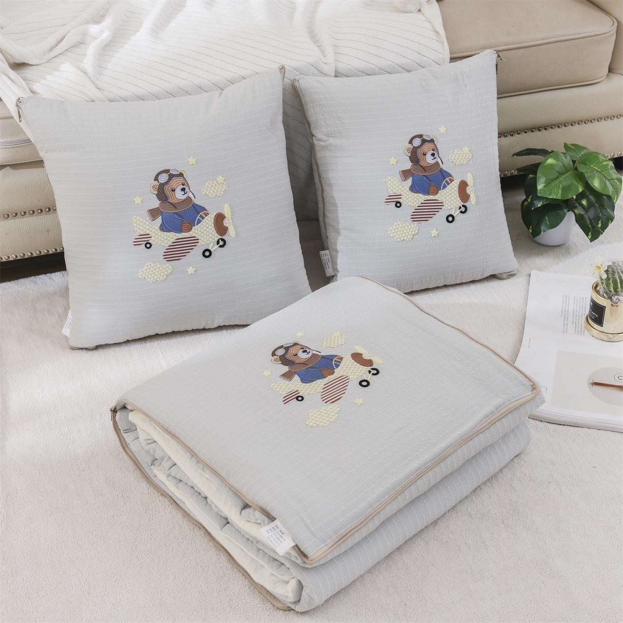 91家纺网 家纺一手货源 找家纺 恋绒家纺 2026新款四季款贴布绣靠枕被抱枕被飞天萌熊 飞天萌熊-浅灰