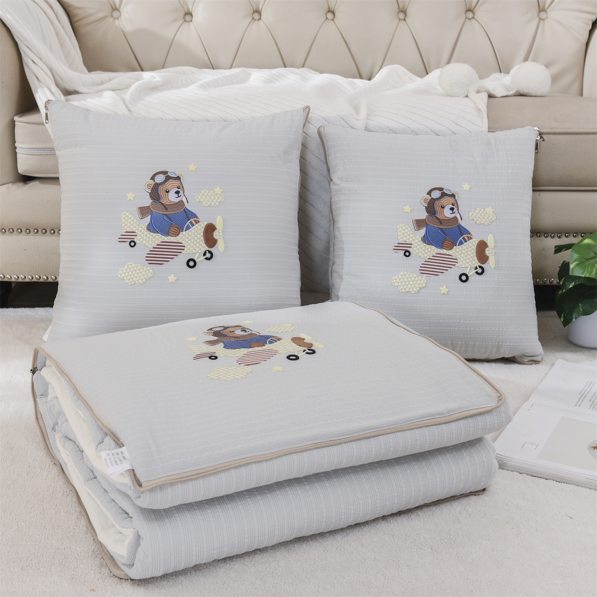 91家纺网 家纺一手货源 找家纺 恋绒家纺 2026新款四季款贴布绣靠枕被抱枕被飞天萌熊 飞天萌熊-浅灰