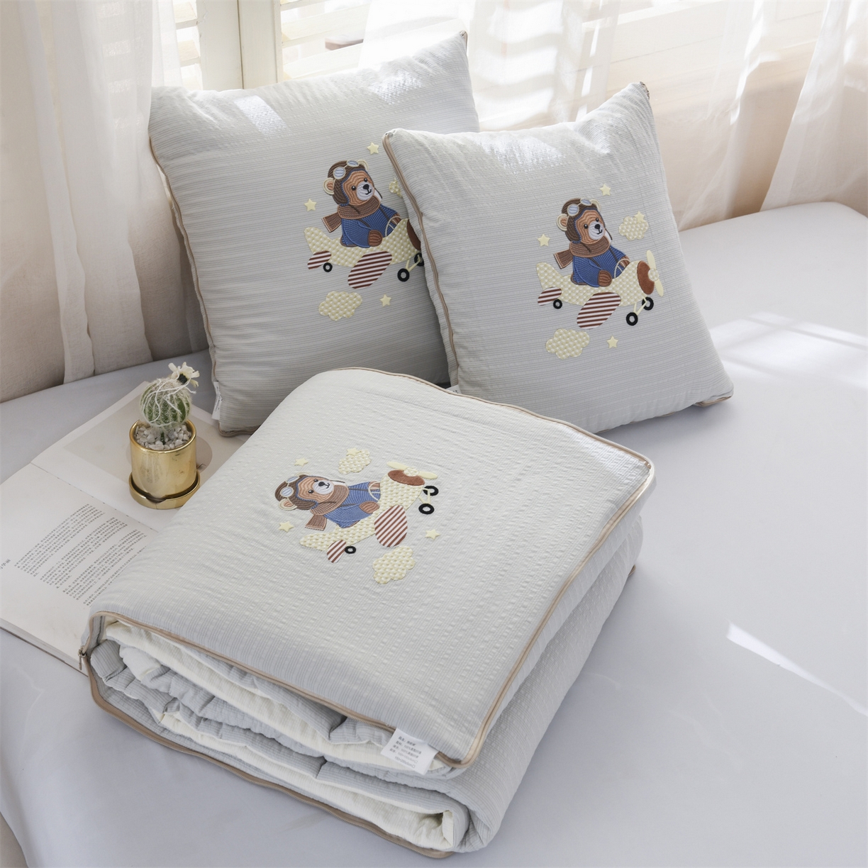 91家纺网 家纺一手货源 找家纺 恋绒家纺 2026新款四季款贴布绣靠枕被抱枕被飞天萌熊 飞天萌熊-浅灰