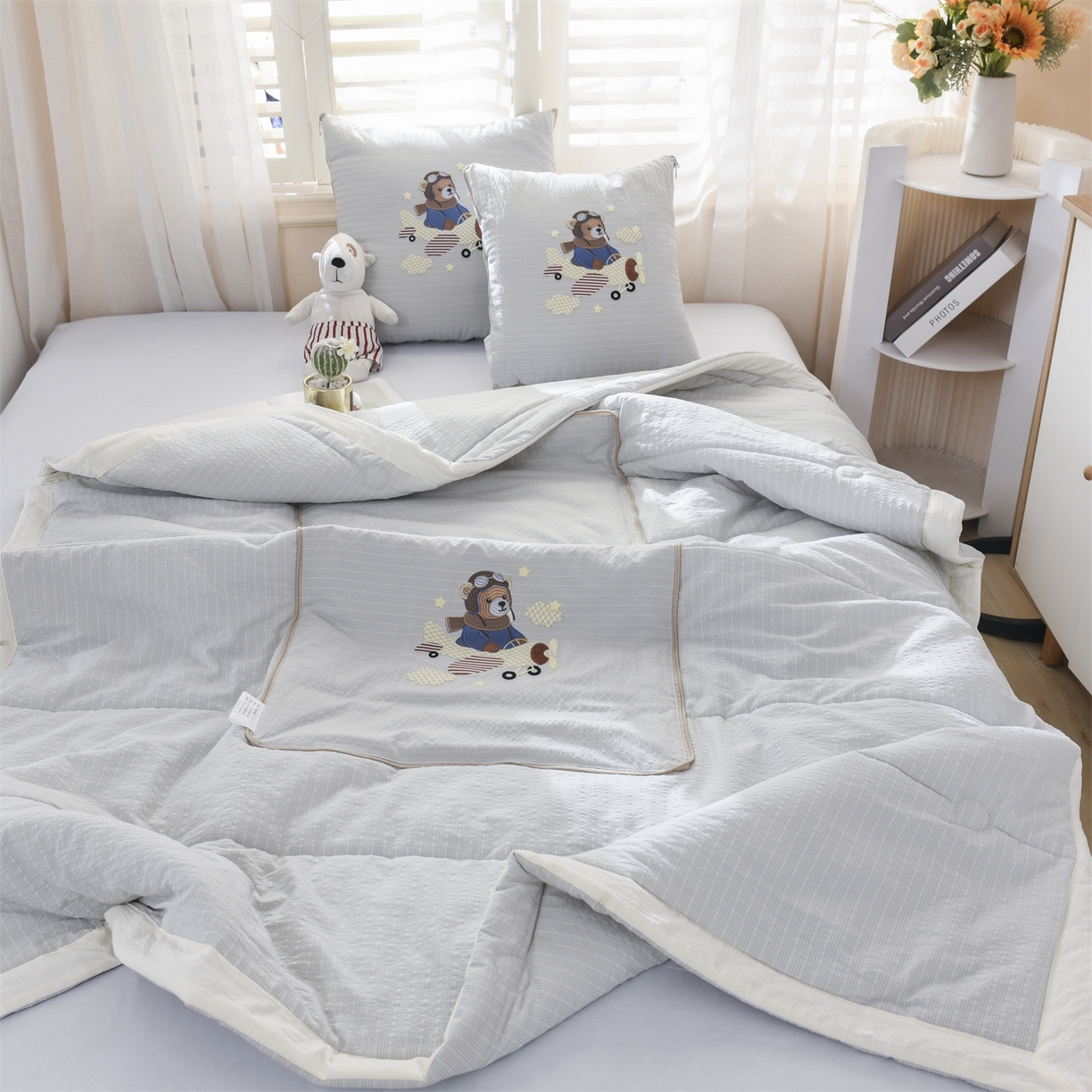 91家纺网 家纺一手货源 找家纺 恋绒家纺 2026新款四季款贴布绣靠枕被抱枕被飞天萌熊 飞天萌熊-浅灰