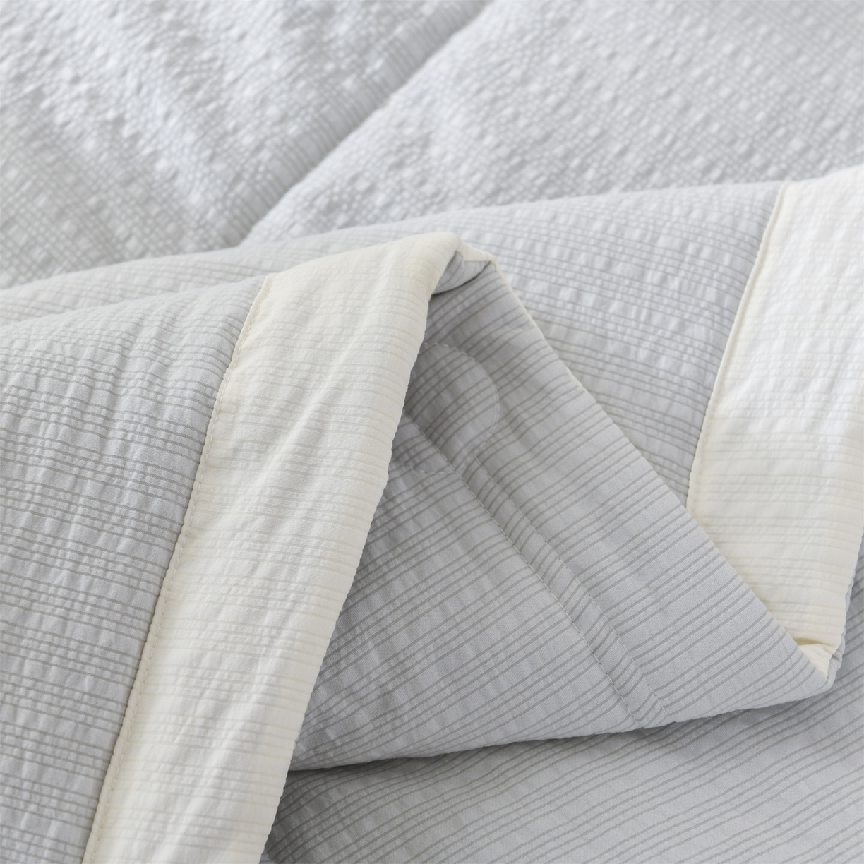 91家纺网 家纺一手货源 找家纺 恋绒家纺 2026新款四季款贴布绣靠枕被抱枕被飞天萌熊 飞天萌熊-浅灰