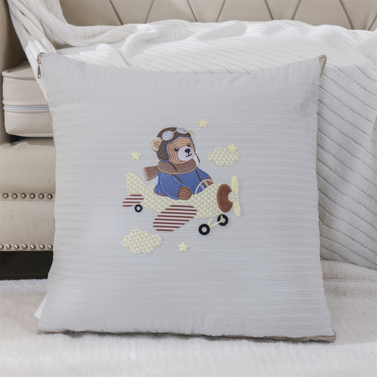 91家纺网 家纺一手货源 找家纺 恋绒家纺 2026新款四季款贴布绣靠枕被抱枕被飞天萌熊 飞天萌熊-浅灰