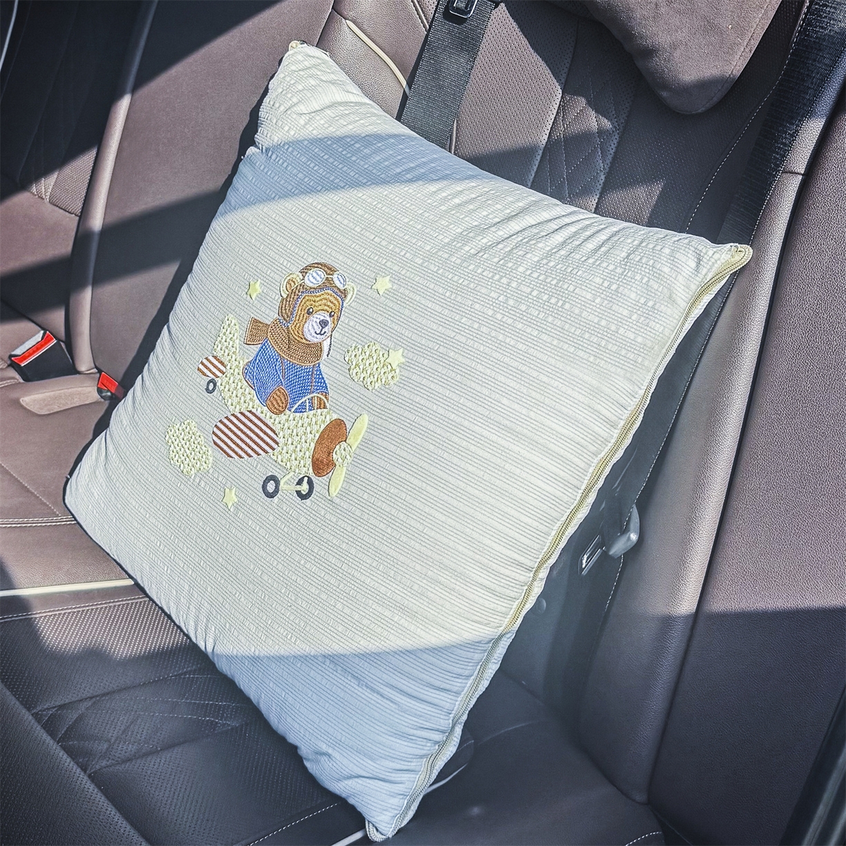 91家纺网 家纺一手货源 找家纺 恋绒家纺 2026新款四季款贴布绣靠枕被抱枕被飞天萌熊 飞天萌熊-浅灰