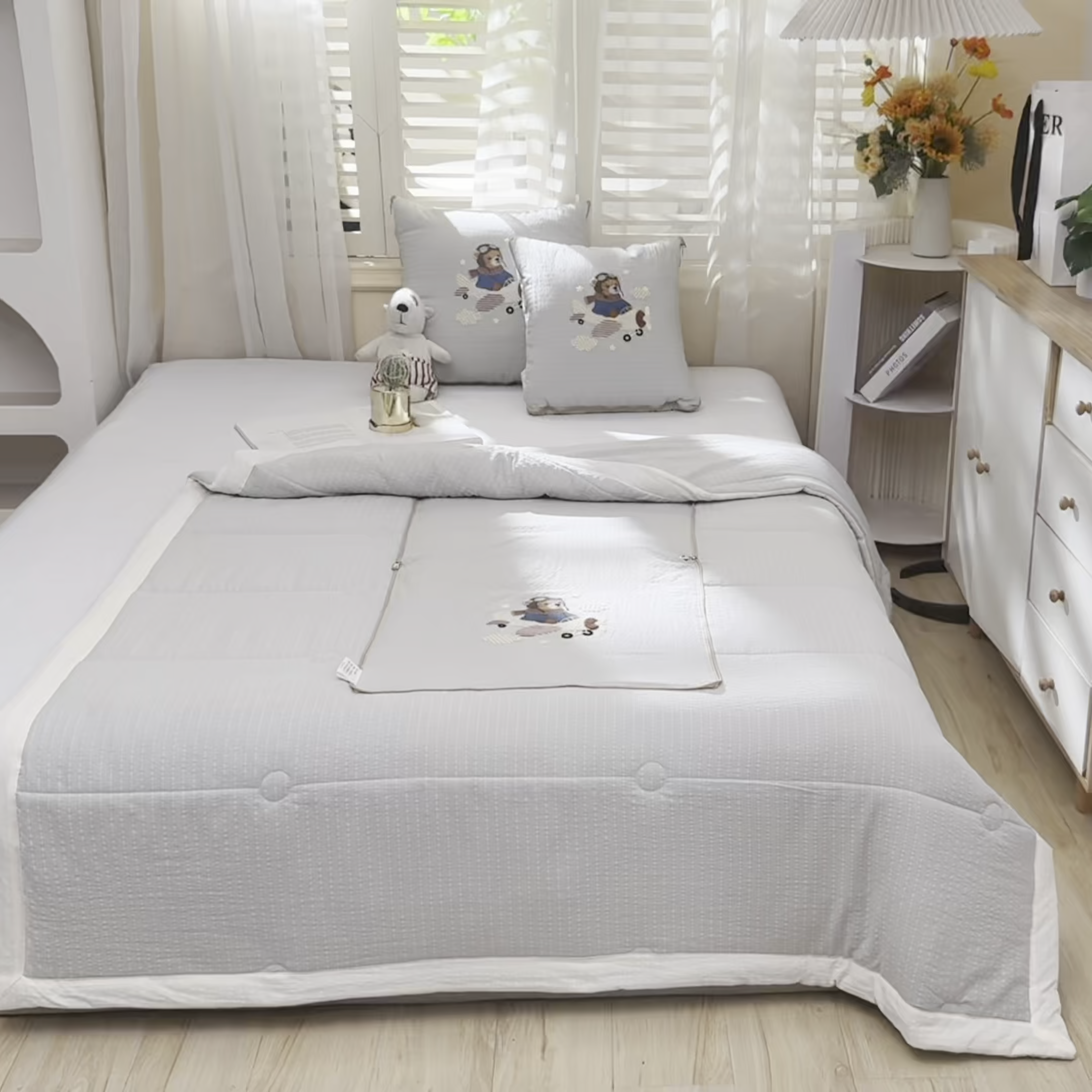 91家纺网 家纺一手货源 找家纺 恋绒家纺 2026新款四季款贴布绣靠枕被抱枕被飞天萌熊 飞天萌熊-浅灰