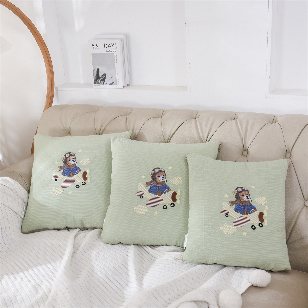 91家纺网 家纺一手货源 找家纺 恋绒家纺 2026新款四季款贴布绣靠枕被抱枕被飞天萌熊 飞天萌熊-浅绿