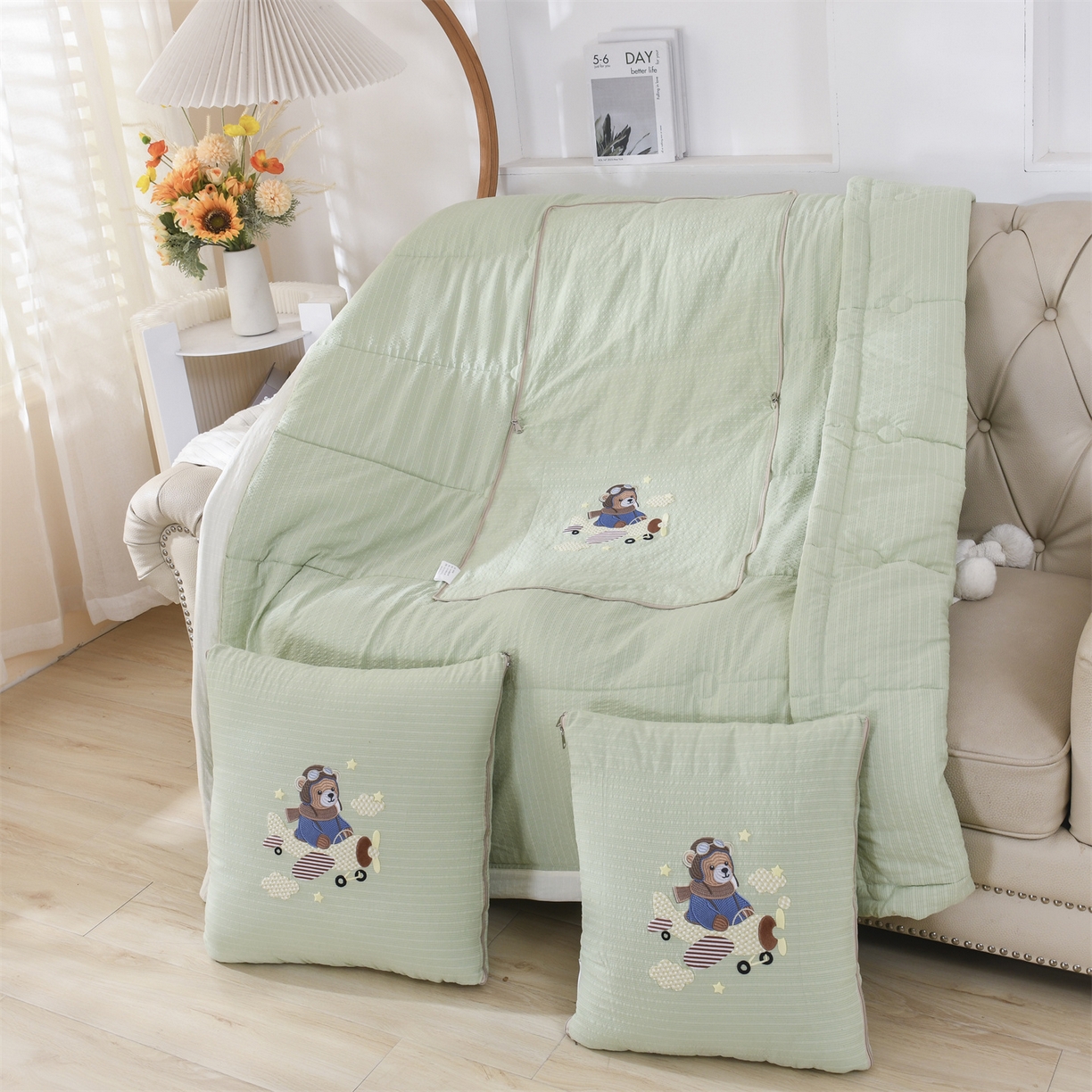 恋绒家纺 2026新款四季款贴布绣靠枕被抱枕被飞天萌熊 飞天萌熊-浅绿