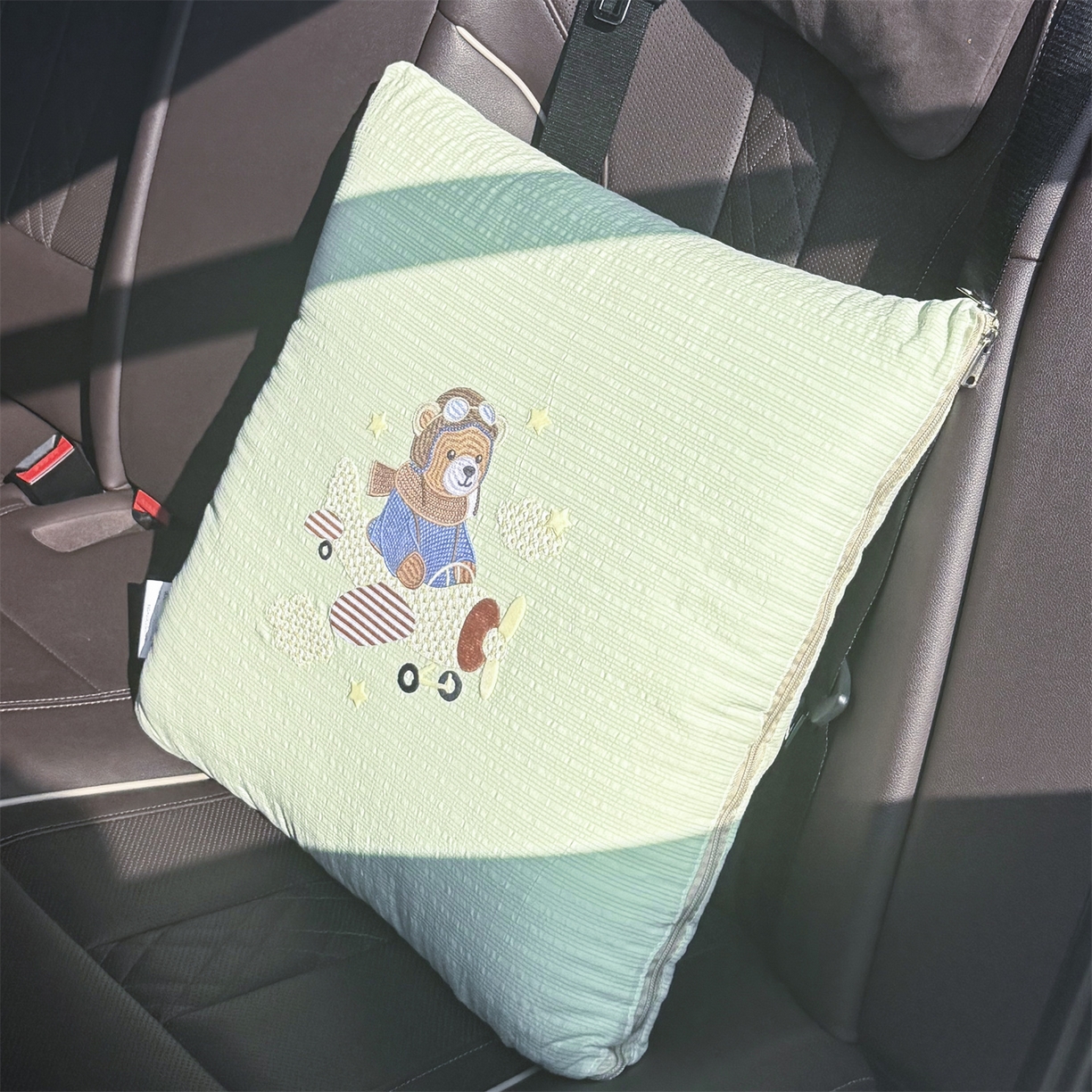 91家纺网 家纺一手货源 找家纺 恋绒家纺 2026新款四季款贴布绣靠枕被抱枕被飞天萌熊 飞天萌熊-浅绿