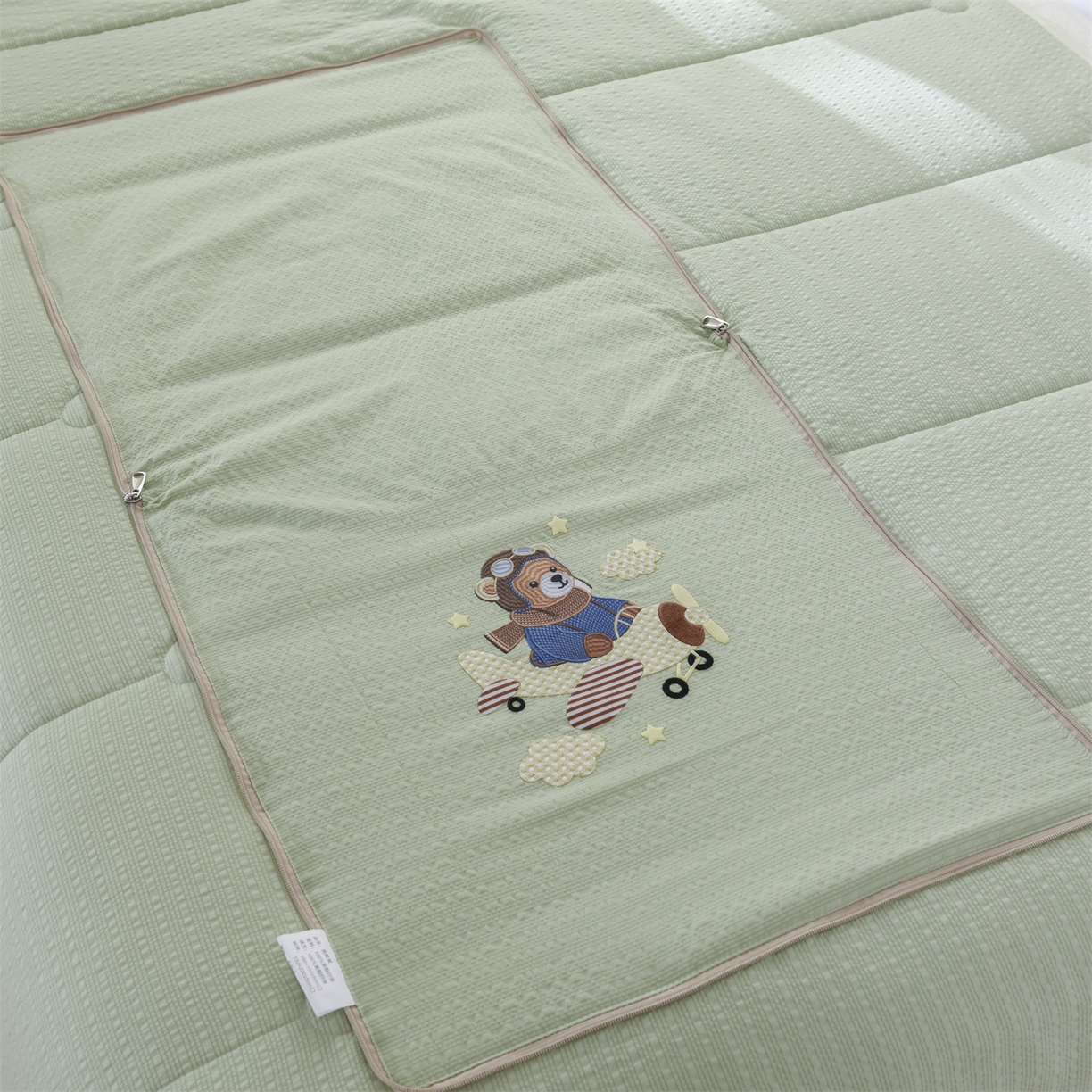 91家纺网 家纺一手货源 找家纺 恋绒家纺 2026新款四季款贴布绣靠枕被抱枕被飞天萌熊 飞天萌熊-浅绿