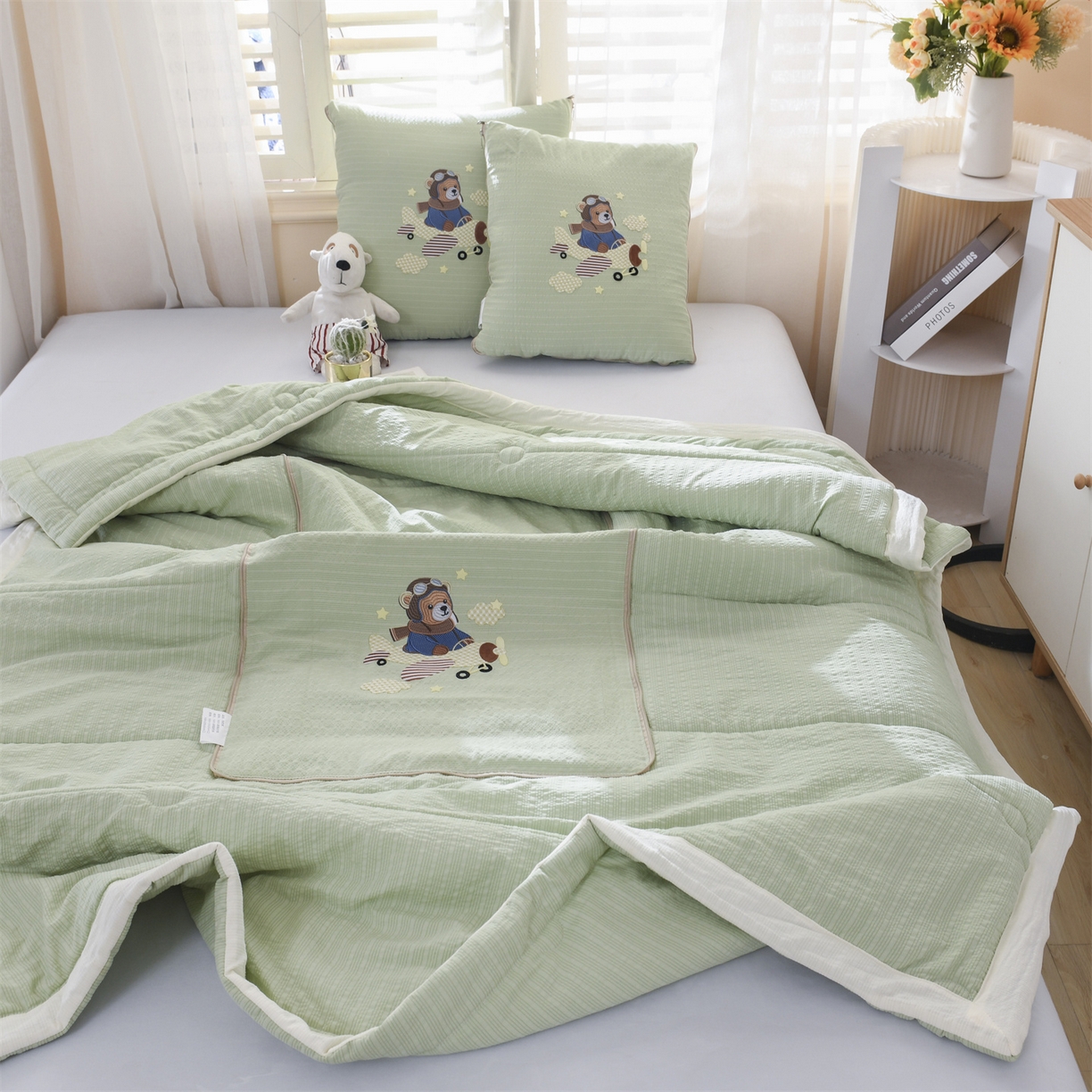 91家纺网 家纺一手货源 找家纺 恋绒家纺 2026新款四季款贴布绣靠枕被抱枕被飞天萌熊 飞天萌熊-浅绿