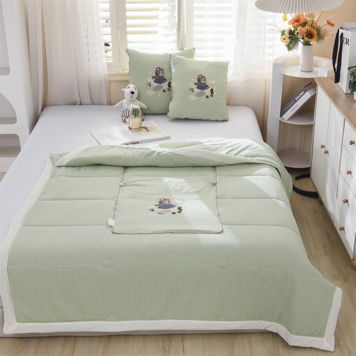 91家纺网 家纺一手货源 找家纺 恋绒家纺 2026新款四季款贴布绣靠枕被抱枕被飞天萌熊 飞天萌熊-浅绿