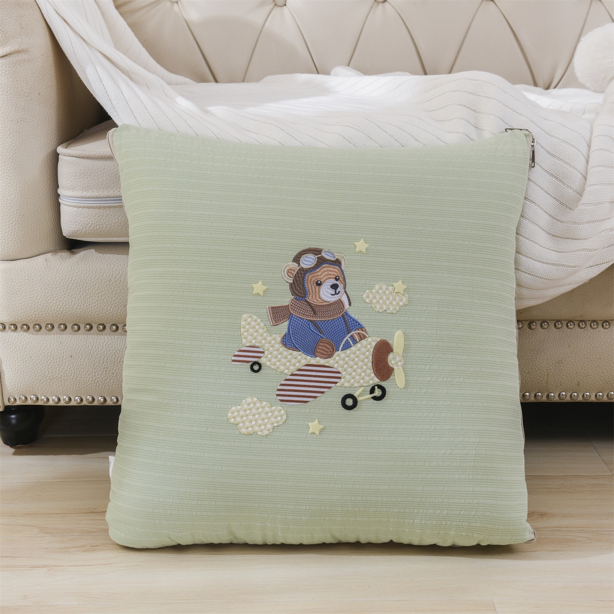 91家纺网 家纺一手货源 找家纺 恋绒家纺 2026新款四季款贴布绣靠枕被抱枕被飞天萌熊 飞天萌熊-浅绿