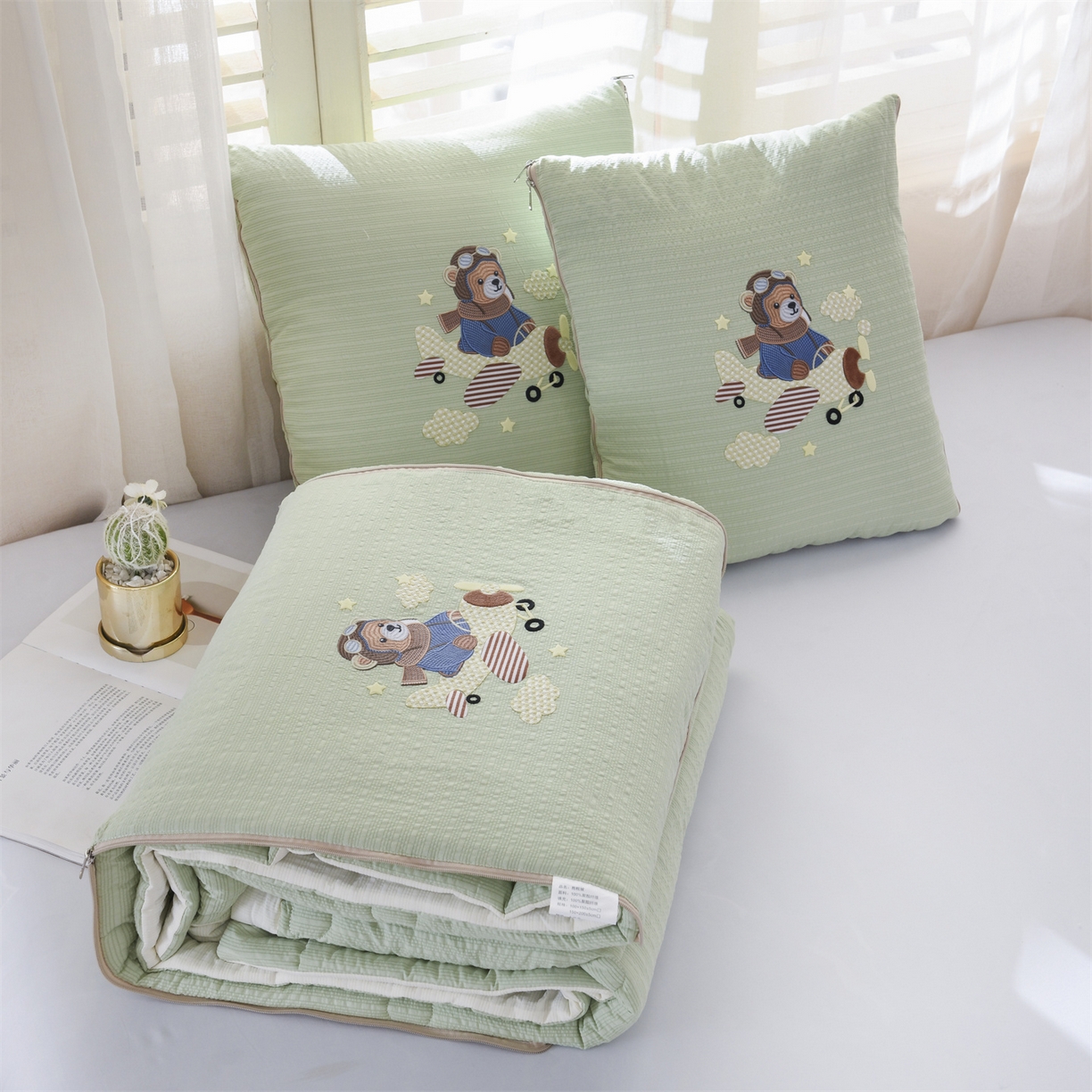 91家纺网 家纺一手货源 找家纺 恋绒家纺 2026新款四季款贴布绣靠枕被抱枕被飞天萌熊 飞天萌熊-浅绿