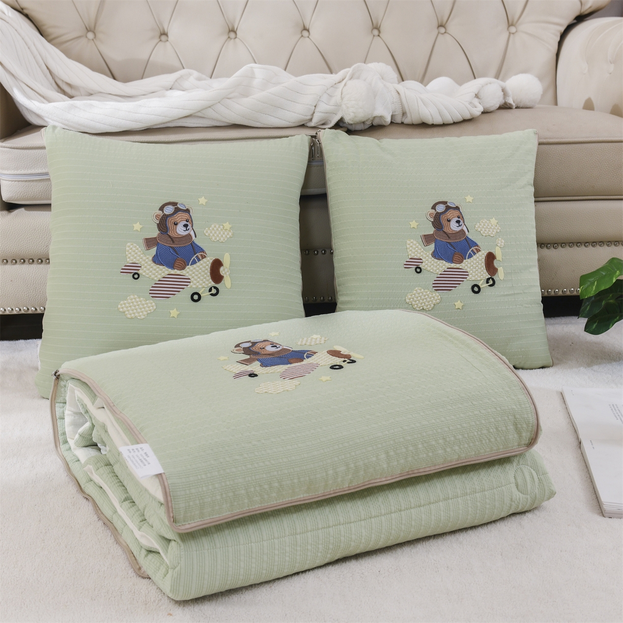 91家纺网 家纺一手货源 找家纺 恋绒家纺 2026新款四季款贴布绣靠枕被抱枕被飞天萌熊 飞天萌熊-浅绿