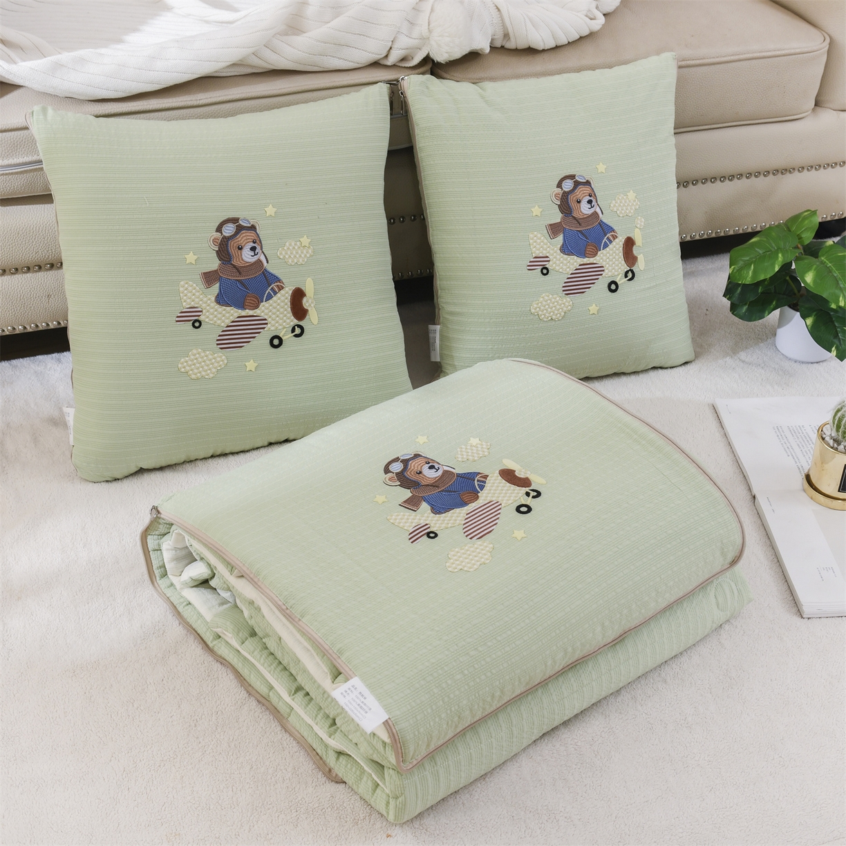91家纺网 家纺一手货源 找家纺 恋绒家纺 2026新款四季款贴布绣靠枕被抱枕被飞天萌熊 飞天萌熊-浅绿