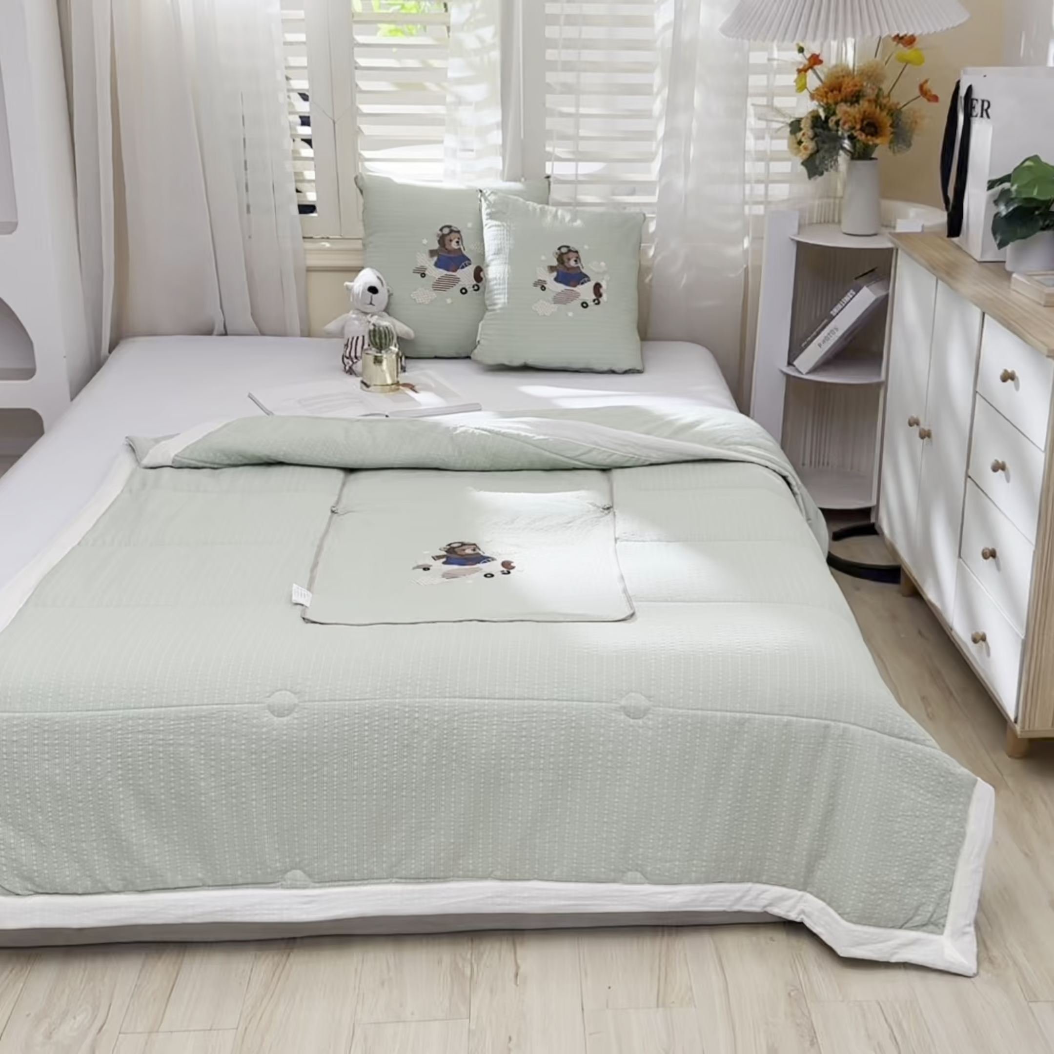 91家纺网 家纺一手货源 找家纺 恋绒家纺 2026新款四季款贴布绣靠枕被抱枕被飞天萌熊 飞天萌熊-浅绿