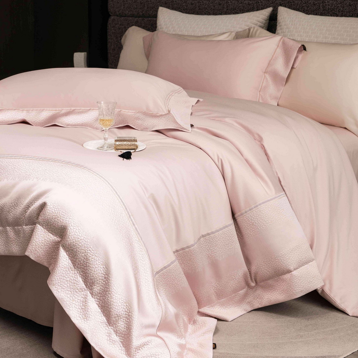 91家纺网 家纺一手货源 找家纺 （总）卡巴伦家纺 2026春夏新款全棉纯棉贡缎高精密提花边条款式四件套