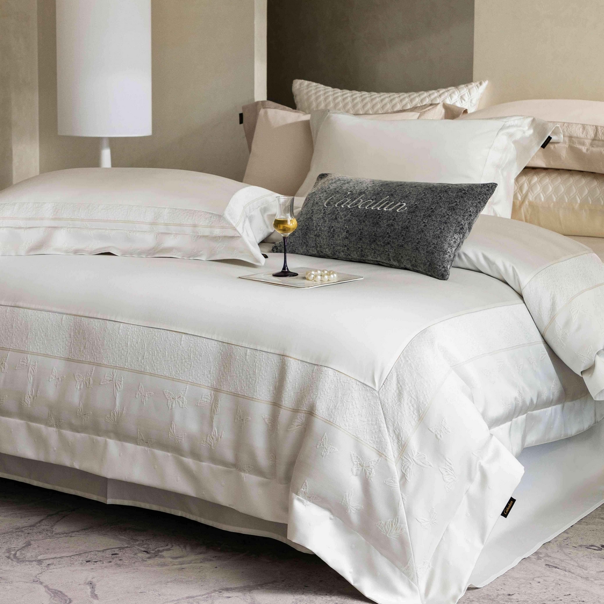 卡巴伦家纺 2026春夏新款全棉纯棉贡缎高精密提花边条款式四件套 琉璃福蝶-白