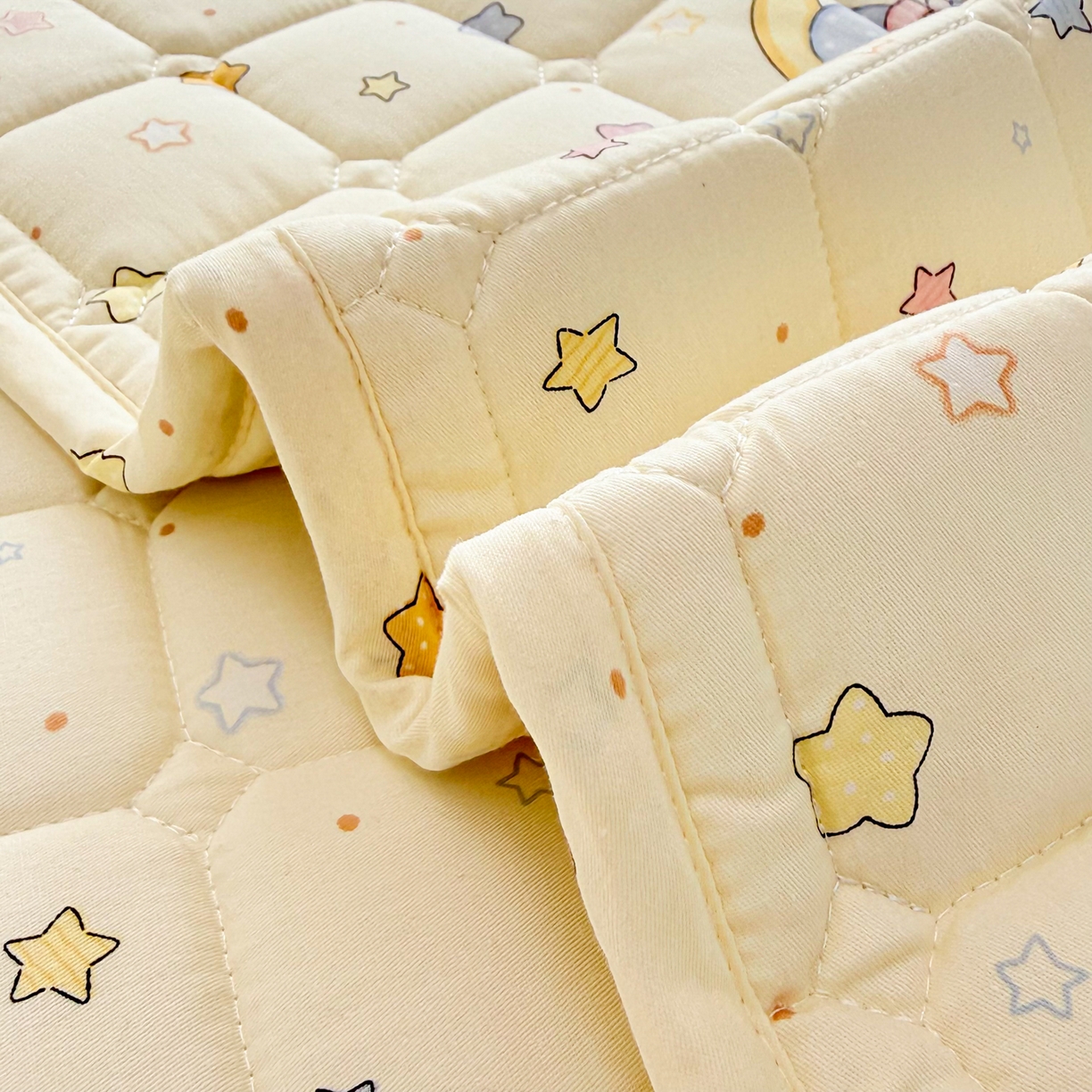 91家纺网 家纺一手货源 找家纺 雅萱家纺 2026新款全棉大豆夹棉床笠单品床笠床笠单件 睡梦熊