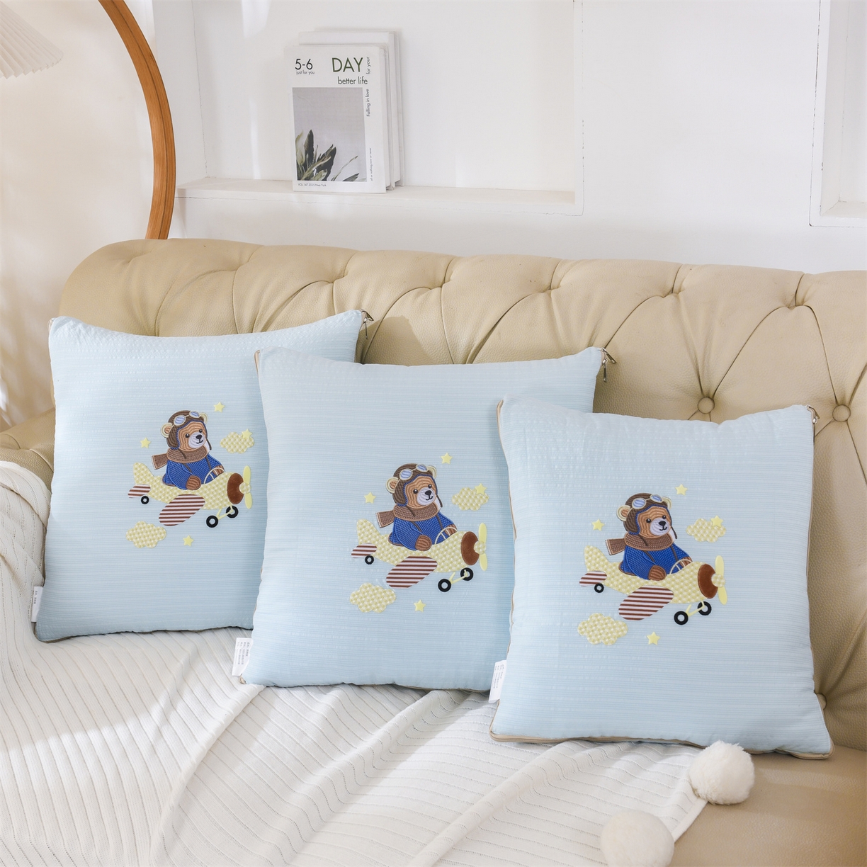 91家纺网 家纺一手货源 找家纺 恋绒家纺 2026新款四季款贴布绣靠枕被抱枕被飞天萌熊 飞天萌熊-天蓝色