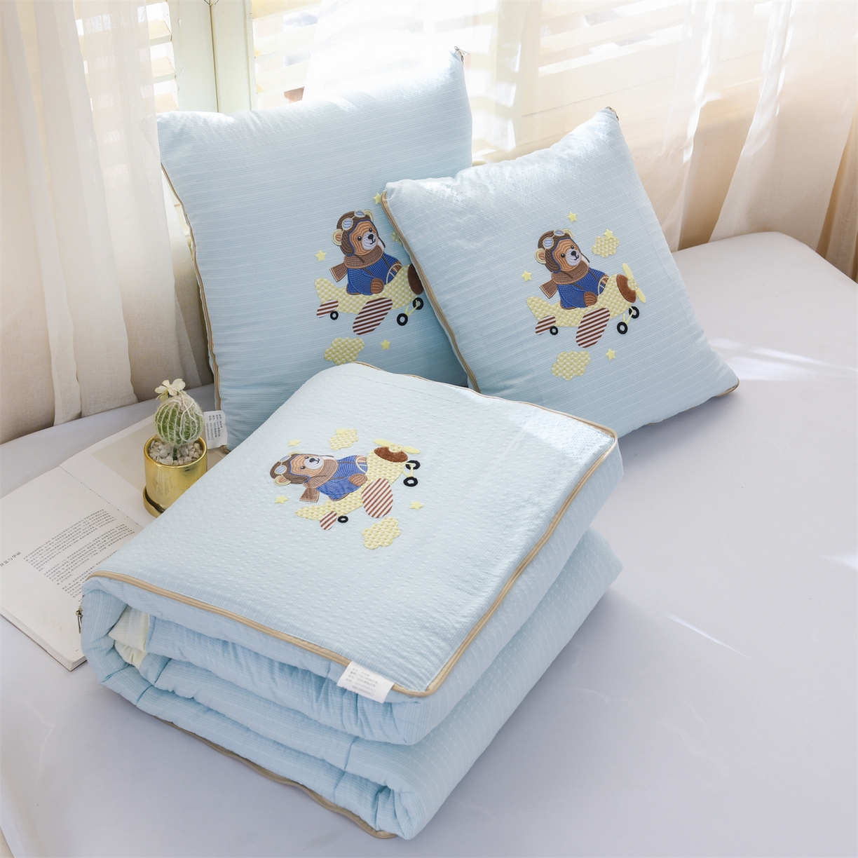 91家纺网 家纺一手货源 找家纺 恋绒家纺 2026新款四季款贴布绣靠枕被抱枕被飞天萌熊 飞天萌熊-天蓝色