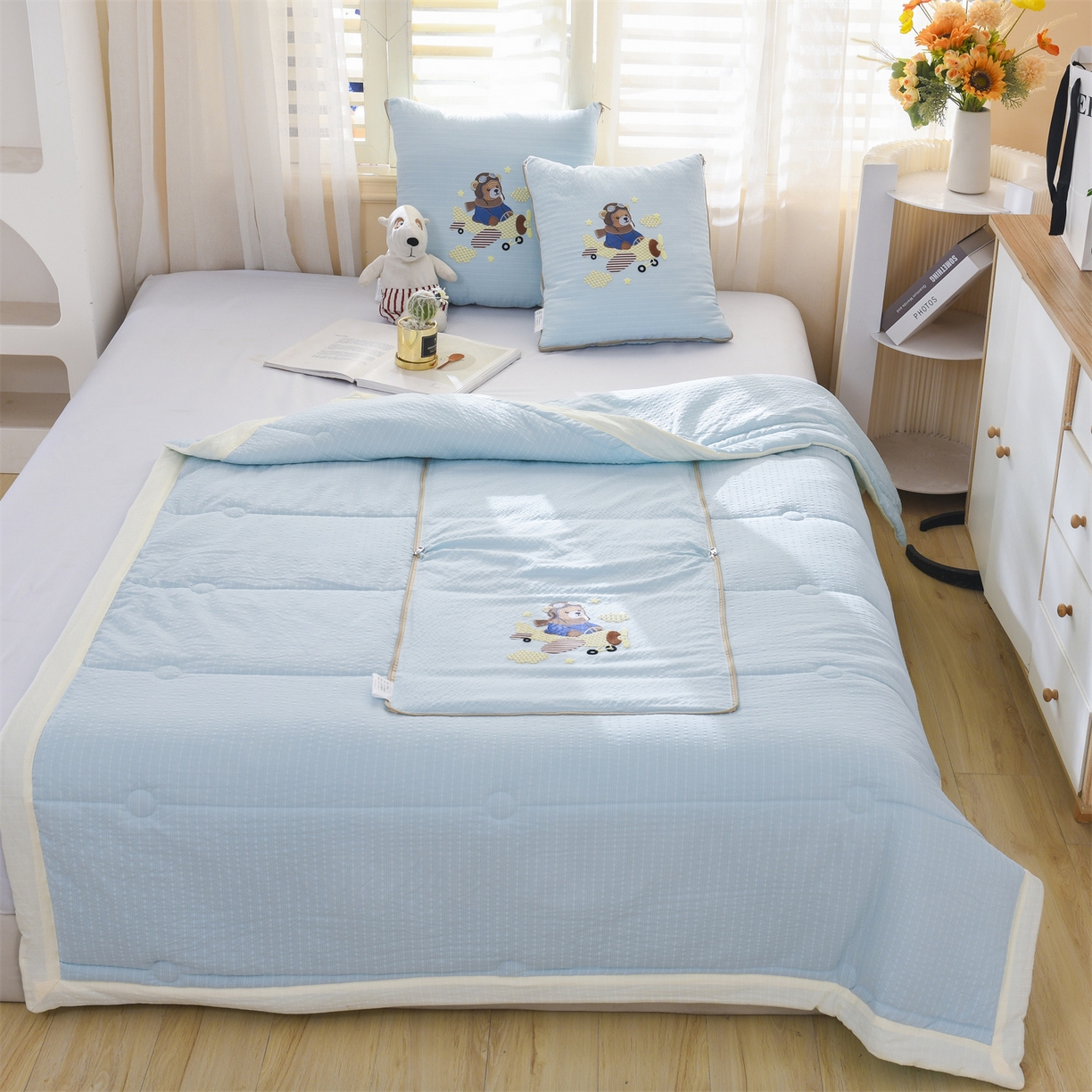 91家纺网 家纺一手货源 找家纺 恋绒家纺 2026新款四季款贴布绣靠枕被抱枕被飞天萌熊 飞天萌熊-天蓝色