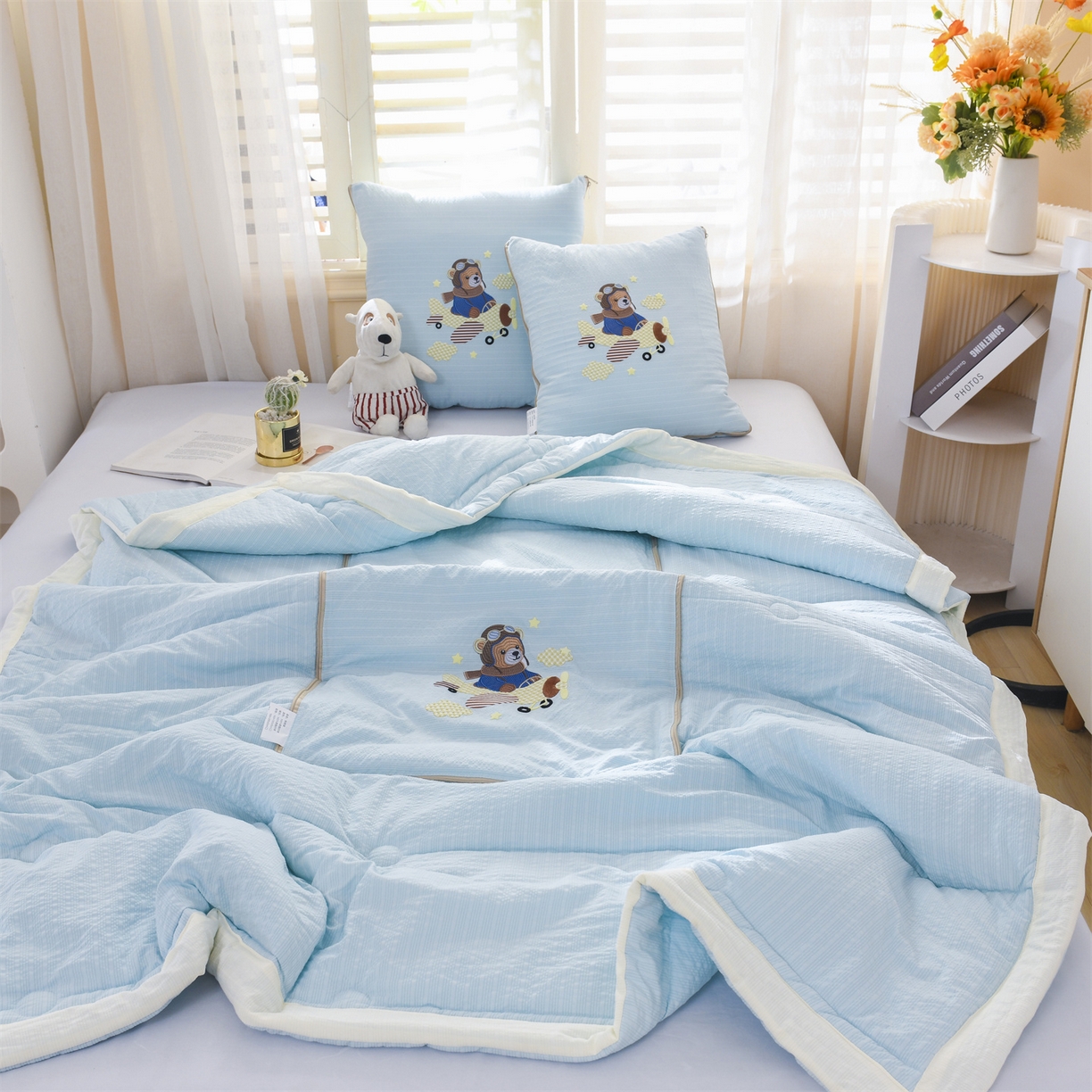 91家纺网 家纺一手货源 找家纺 恋绒家纺 2026新款四季款贴布绣靠枕被抱枕被飞天萌熊 飞天萌熊-天蓝色