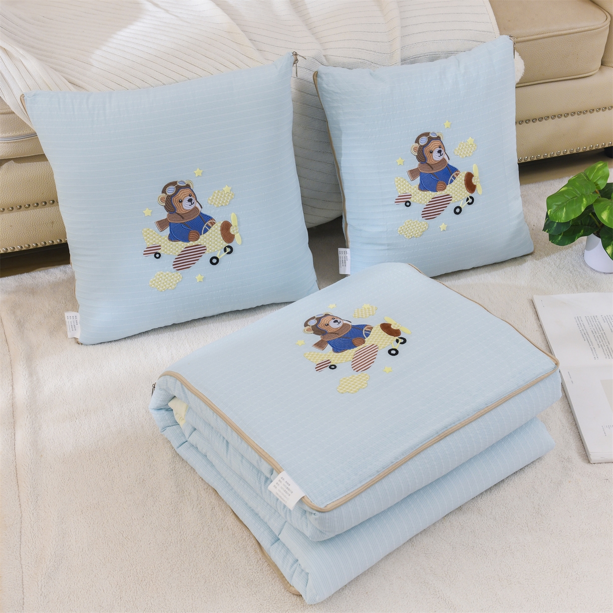 91家纺网 家纺一手货源 找家纺 恋绒家纺 2026新款四季款贴布绣靠枕被抱枕被飞天萌熊 飞天萌熊-天蓝色