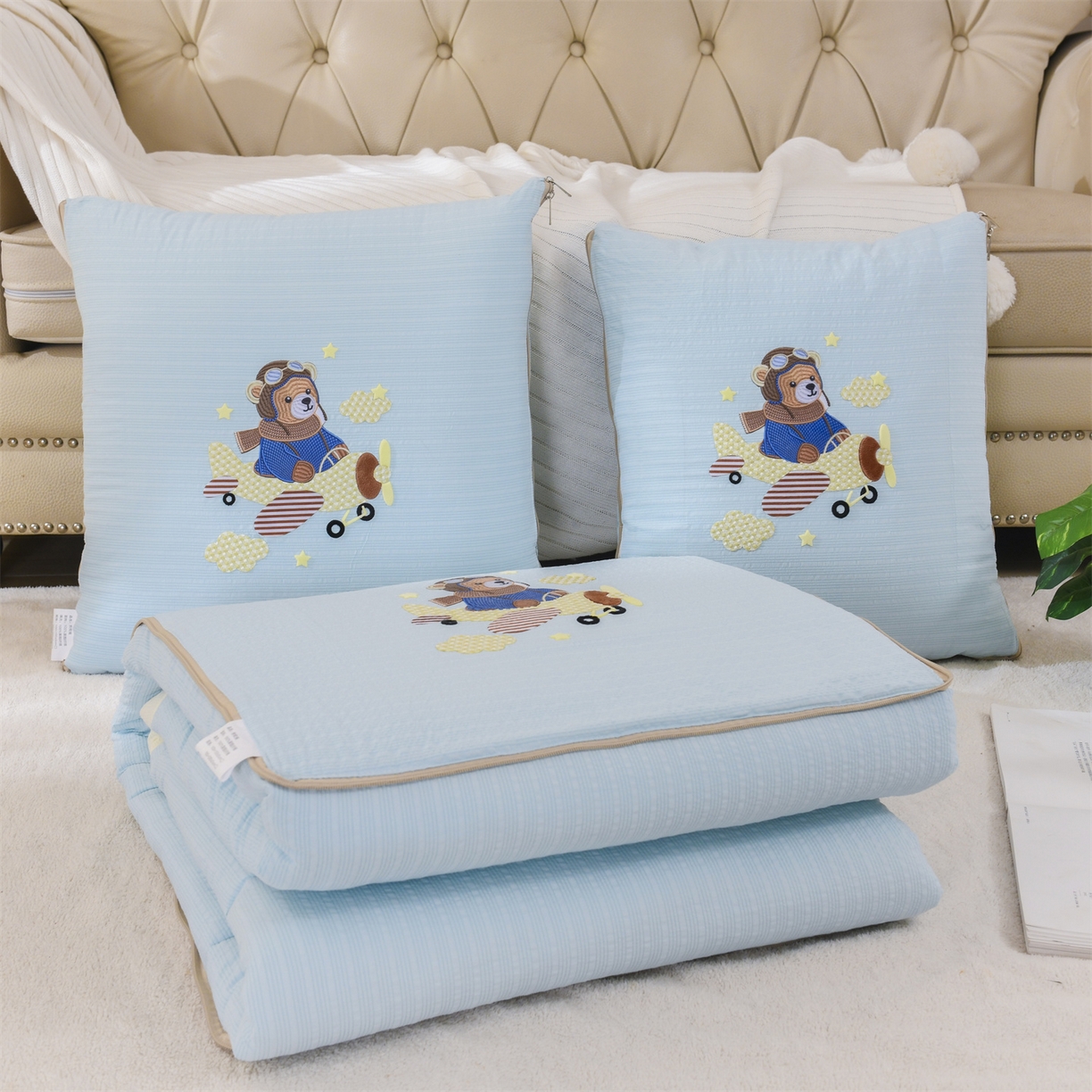 91家纺网 家纺一手货源 找家纺 恋绒家纺 2026新款四季款贴布绣靠枕被抱枕被飞天萌熊 飞天萌熊-天蓝色