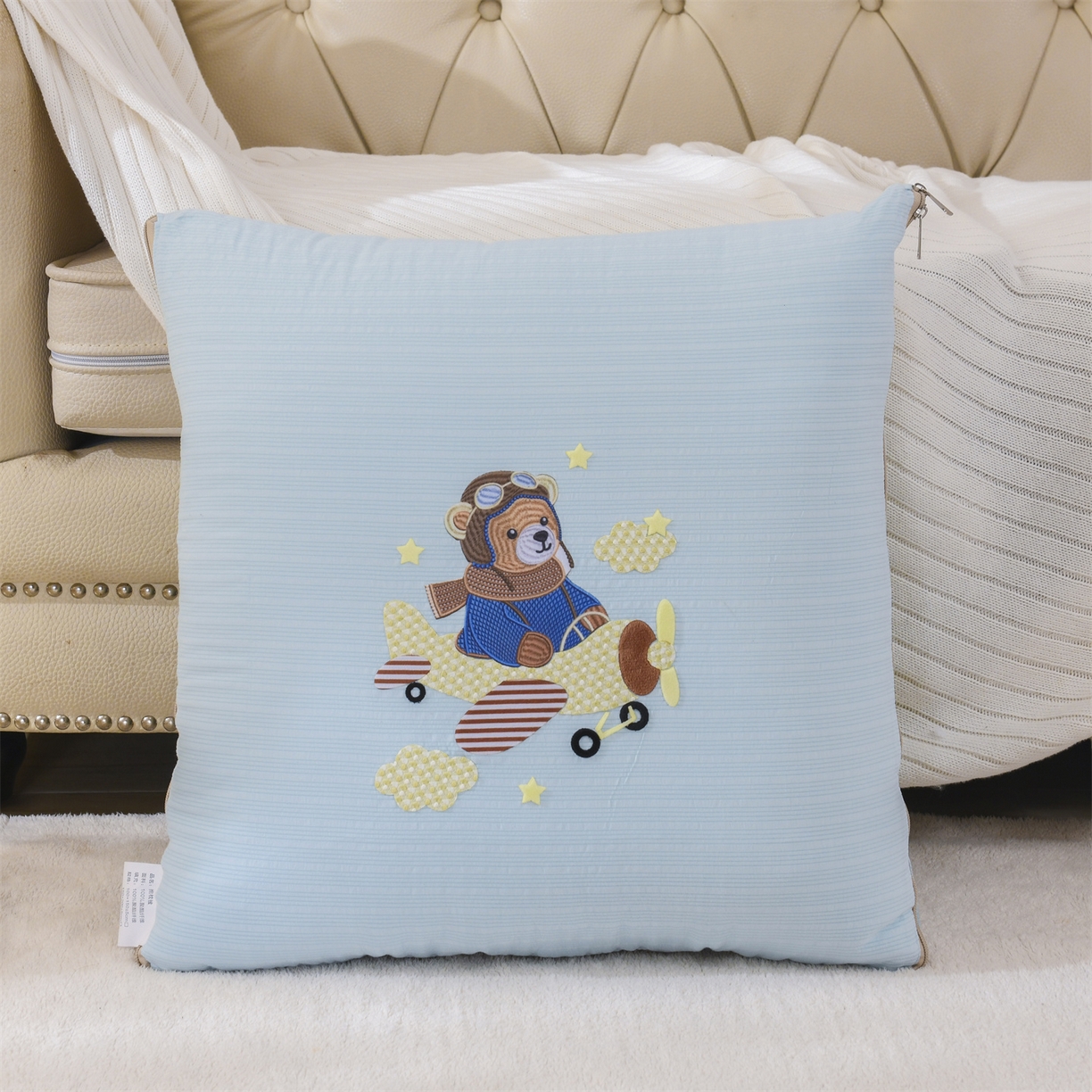 91家纺网 家纺一手货源 找家纺 恋绒家纺 2026新款四季款贴布绣靠枕被抱枕被飞天萌熊 飞天萌熊-天蓝色