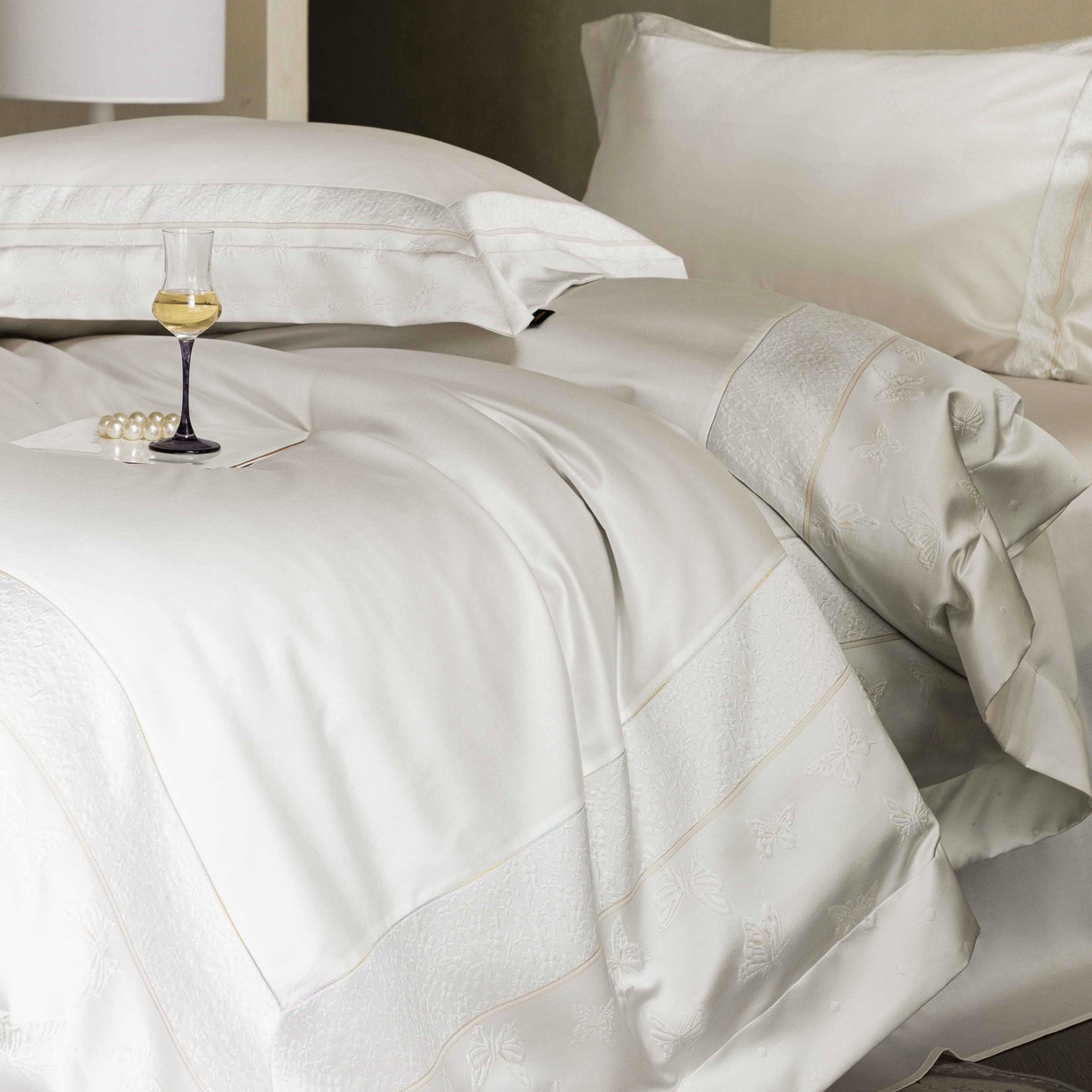 91家纺网 家纺一手货源 找家纺 卡巴伦家纺 2026春夏新款全棉纯棉贡缎高精密提花边条款式四件套 琉璃福蝶-白