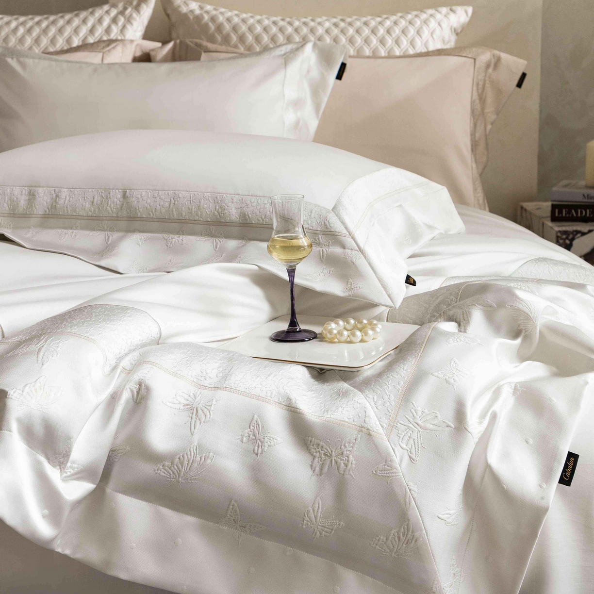 91家纺网 家纺一手货源 找家纺 卡巴伦家纺 2026春夏新款全棉纯棉贡缎高精密提花边条款式四件套 琉璃福蝶-白