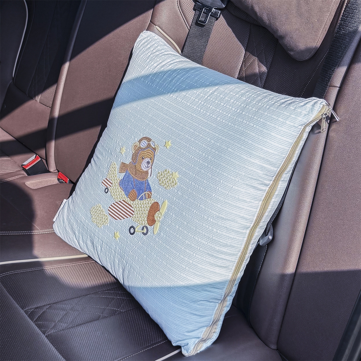 91家纺网 家纺一手货源 找家纺 恋绒家纺 2026新款四季款贴布绣靠枕被抱枕被飞天萌熊 飞天萌熊-天蓝色