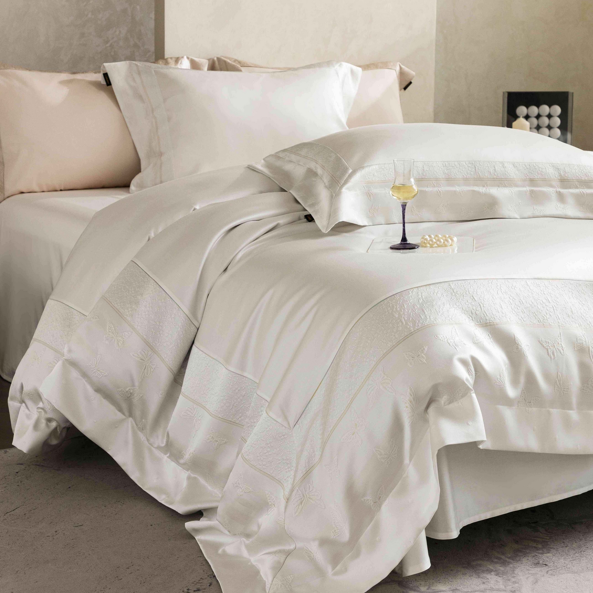 91家纺网 家纺一手货源 找家纺 卡巴伦家纺 2026春夏新款全棉纯棉贡缎高精密提花边条款式四件套 琉璃福蝶-白