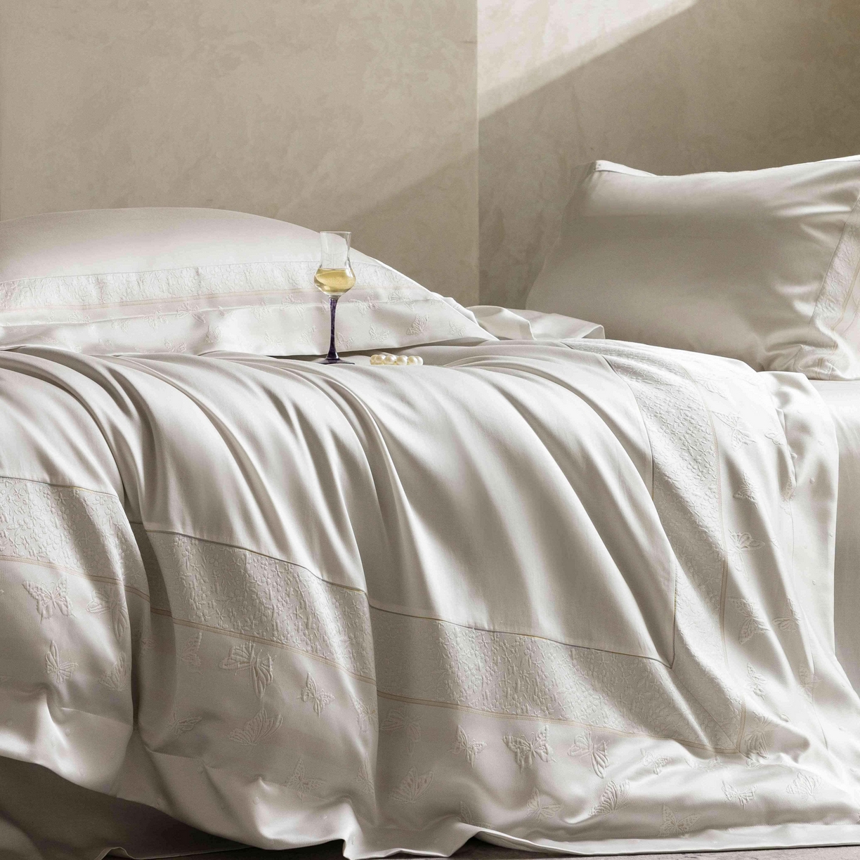 91家纺网 家纺一手货源 找家纺 卡巴伦家纺 2026春夏新款全棉纯棉贡缎高精密提花边条款式四件套 琉璃福蝶-白