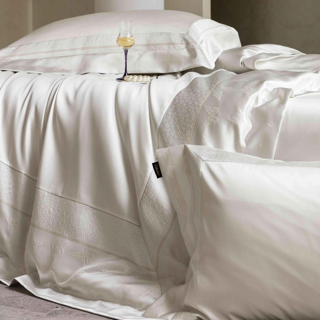 91家纺网 家纺一手货源 找家纺 卡巴伦家纺 2026春夏新款全棉纯棉贡缎高精密提花边条款式四件套 琉璃福蝶-白