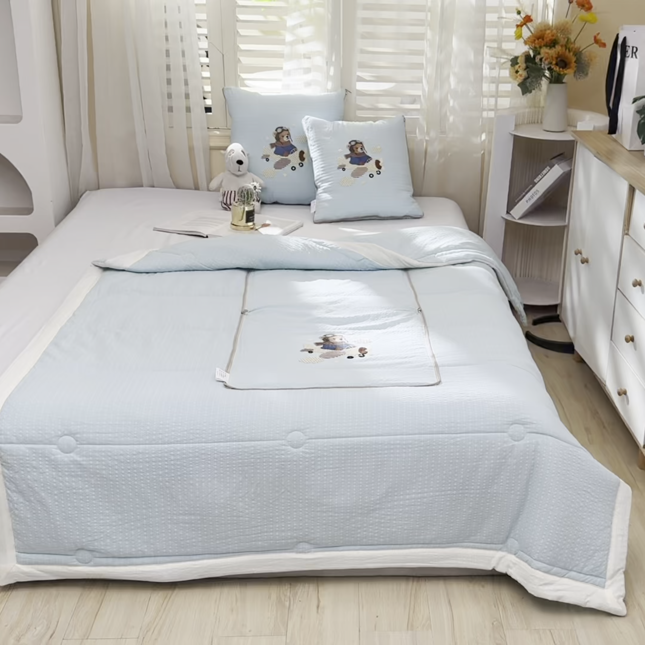 91家纺网 家纺一手货源 找家纺 恋绒家纺 2026新款四季款贴布绣靠枕被抱枕被飞天萌熊 飞天萌熊-天蓝色