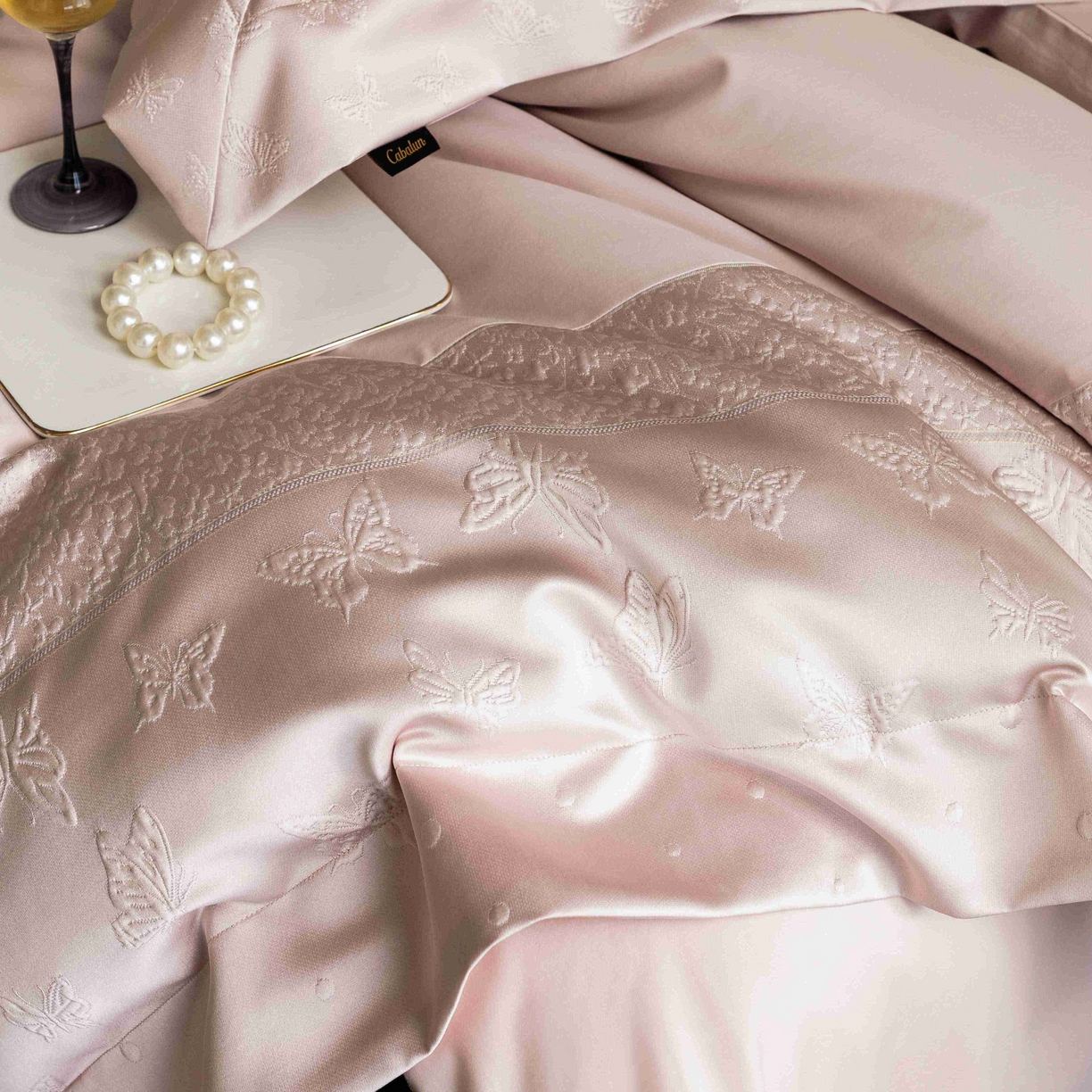 91家纺网 家纺一手货源 找家纺 卡巴伦家纺 2026春夏新款全棉纯棉贡缎高精密提花边条款式四件套 琉璃福蝶-粉