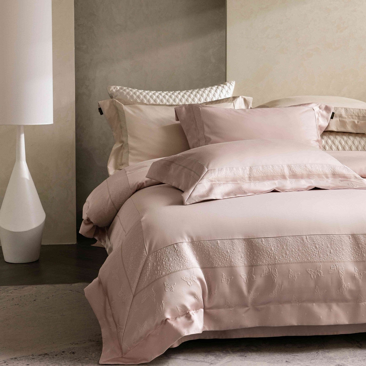 91家纺网 家纺一手货源 找家纺 卡巴伦家纺 2026春夏新款全棉纯棉贡缎高精密提花边条款式四件套 琉璃福蝶-粉