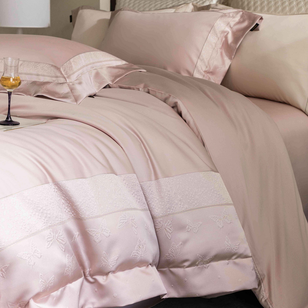 91家纺网 家纺一手货源 找家纺 卡巴伦家纺 2026春夏新款全棉纯棉贡缎高精密提花边条款式四件套 琉璃福蝶-粉