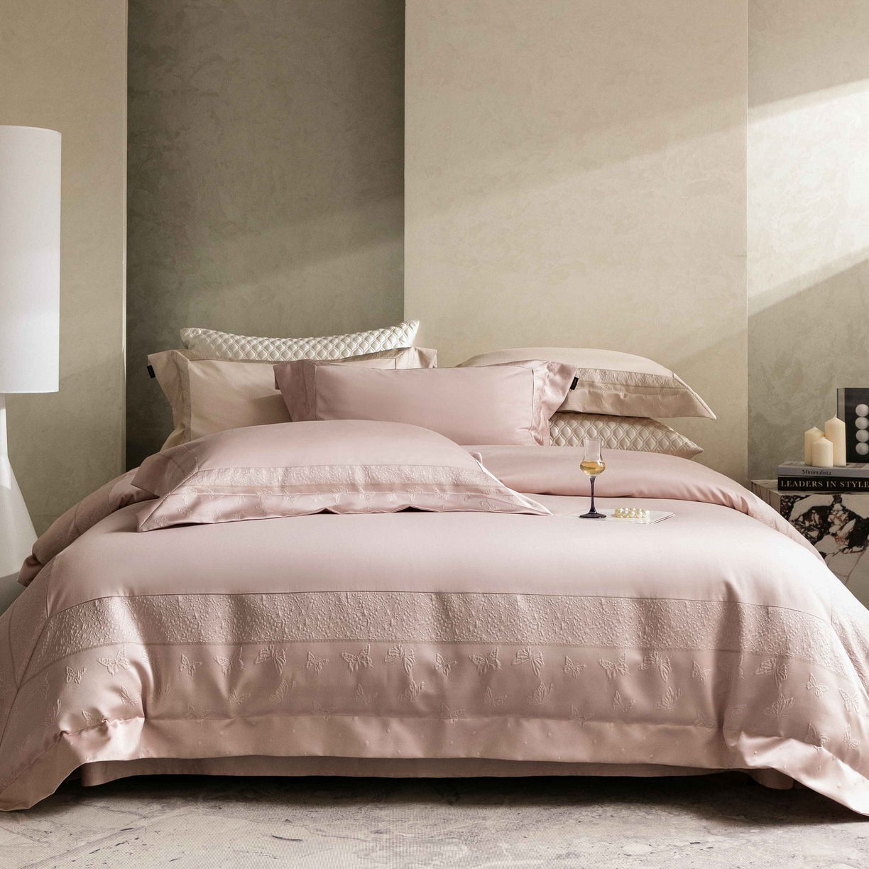 91家纺网 家纺一手货源 找家纺 卡巴伦家纺 2026春夏新款全棉纯棉贡缎高精密提花边条款式四件套 琉璃福蝶-粉