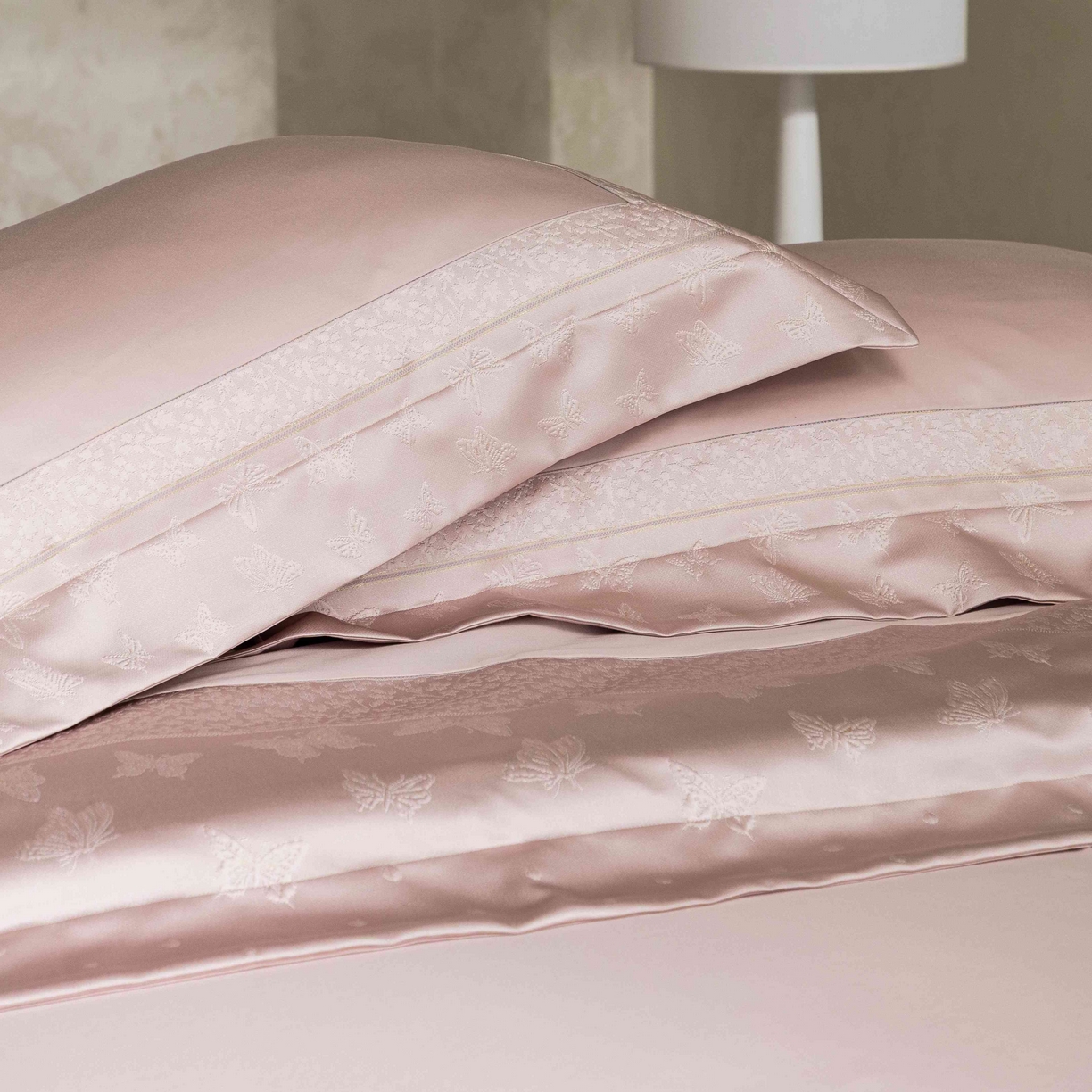 91家纺网 家纺一手货源 找家纺 卡巴伦家纺 2026春夏新款全棉纯棉贡缎高精密提花边条款式四件套 琉璃福蝶-粉