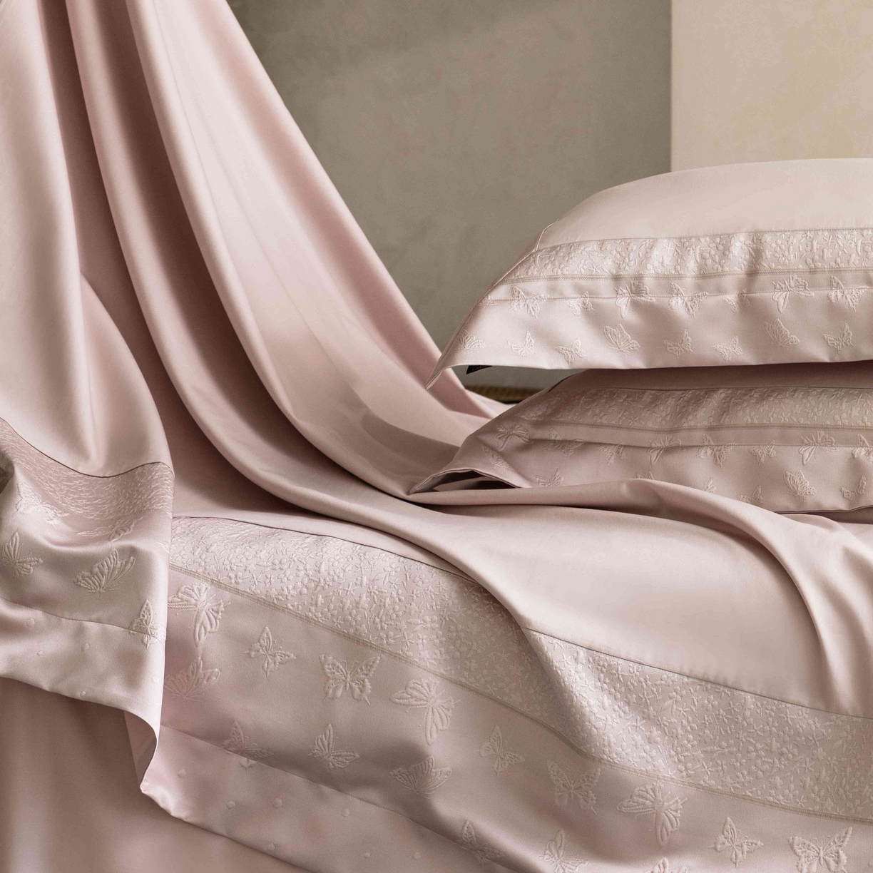 91家纺网 家纺一手货源 找家纺 卡巴伦家纺 2026春夏新款全棉纯棉贡缎高精密提花边条款式四件套 琉璃福蝶-粉